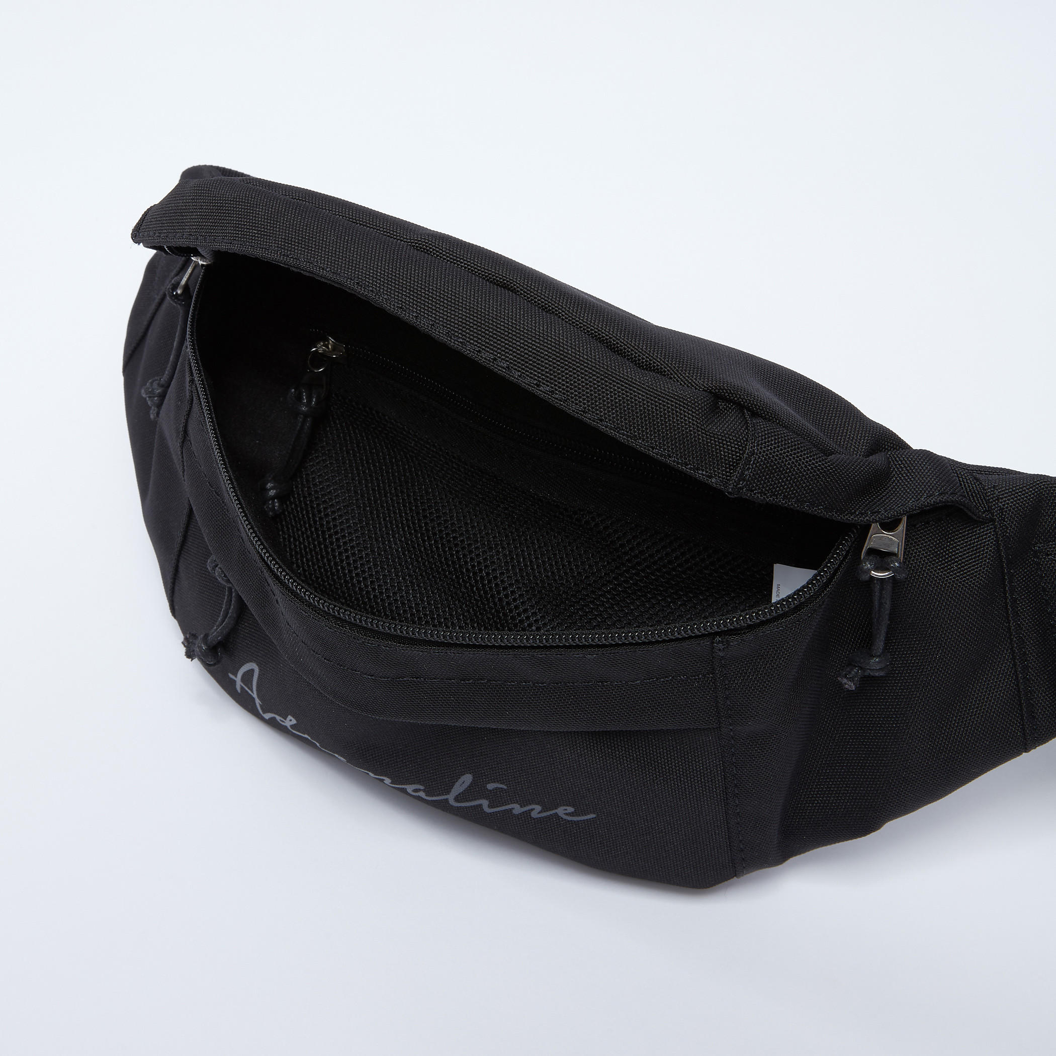 حقيبة فاني بسحّاب إغلاق وحزام قابل للتعديل وطبعات نصيّة-men-bags-image-3