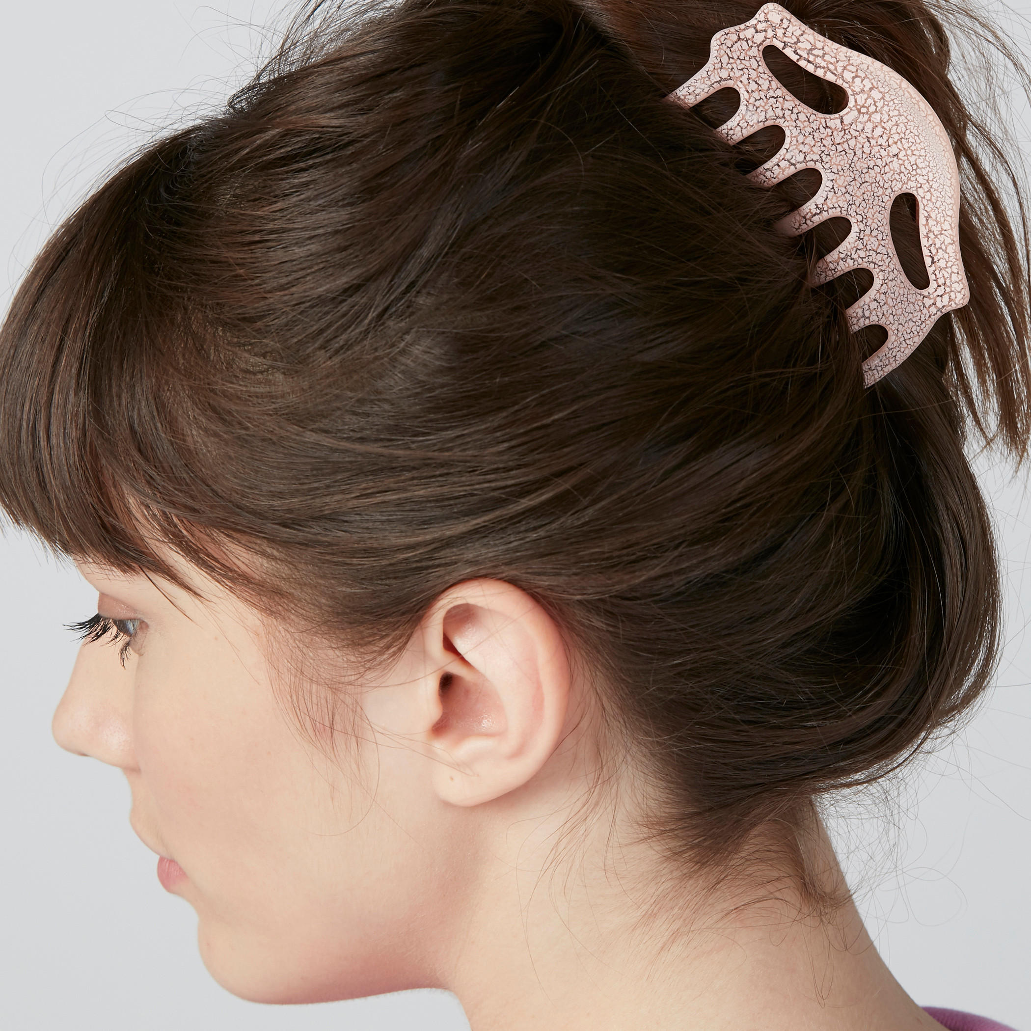 مشبك شعر بتفاصيل مفرّغة وطبعات-women-hairaccessories-image-2
