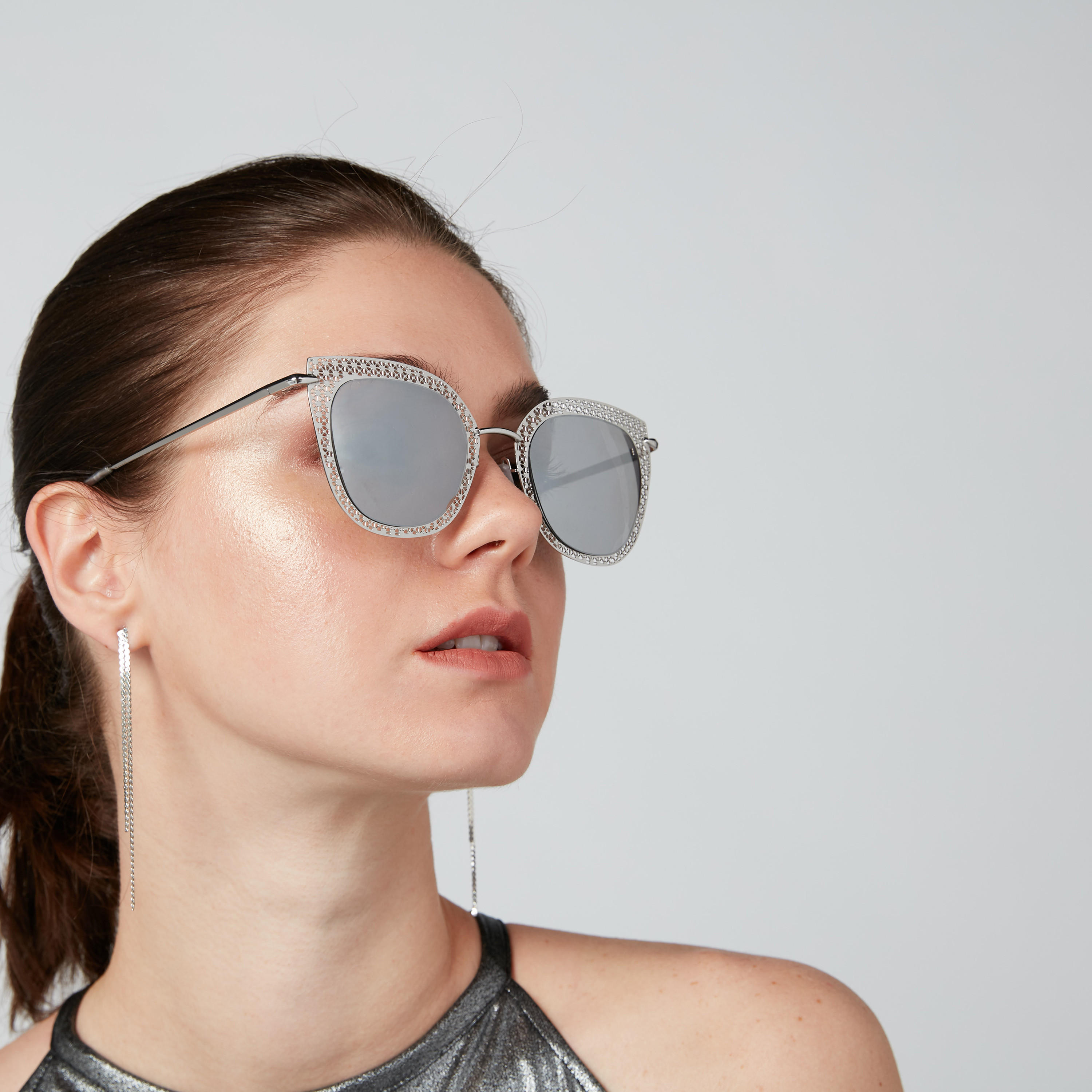 نظارة شمس واي فيرار بتفاصيل مفرّغة-women-sunglasses-image-2