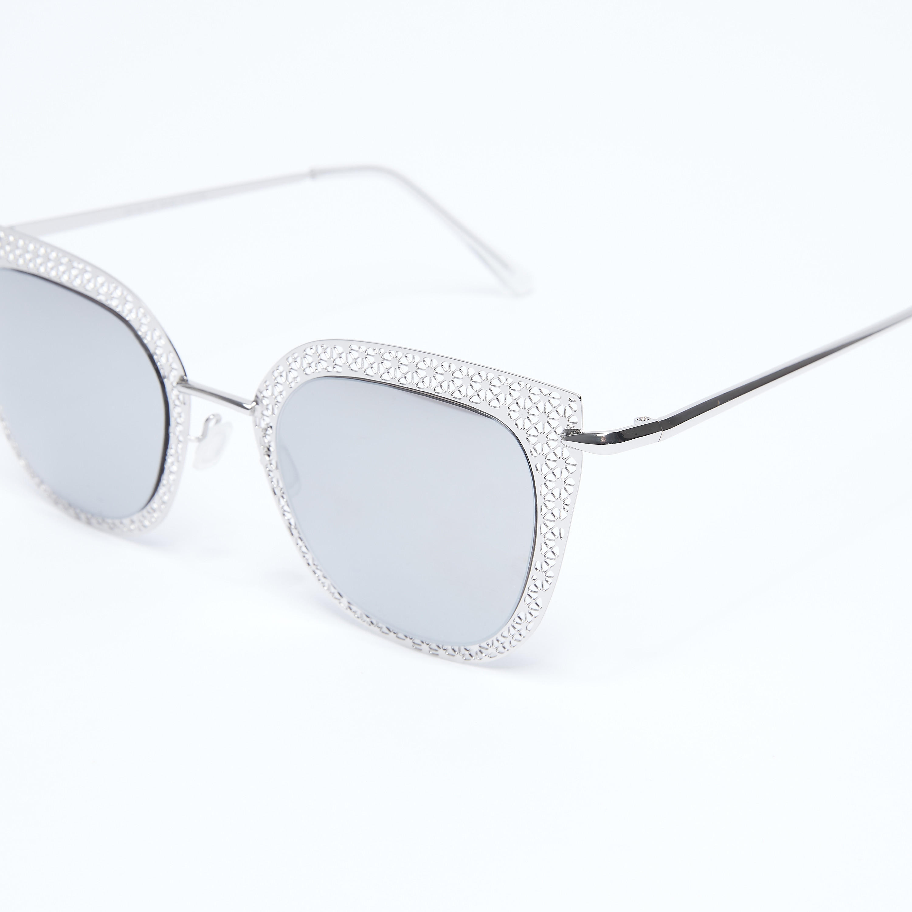 نظارة شمس واي فيرار بتفاصيل مفرّغة-women-sunglasses-image-3