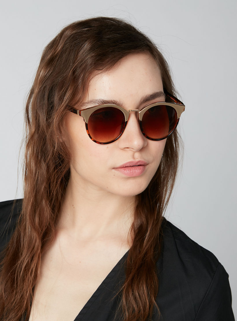 نظارة شمسية مستديرة بتفاصيل ميتاليك وطبعات-women-sunglasses-image-2