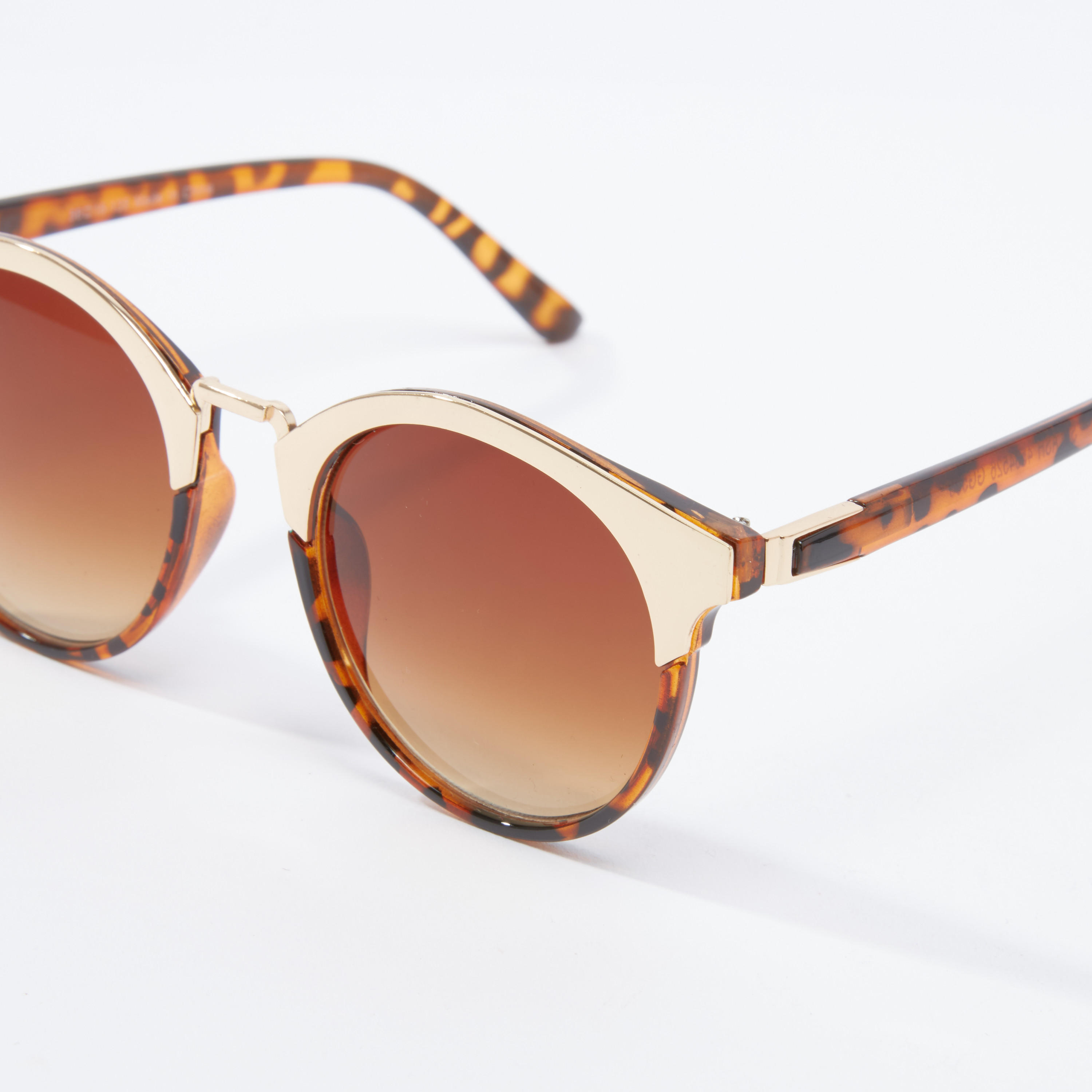 نظارة شمسية مستديرة بتفاصيل ميتاليك وطبعات-women-sunglasses-image-3
