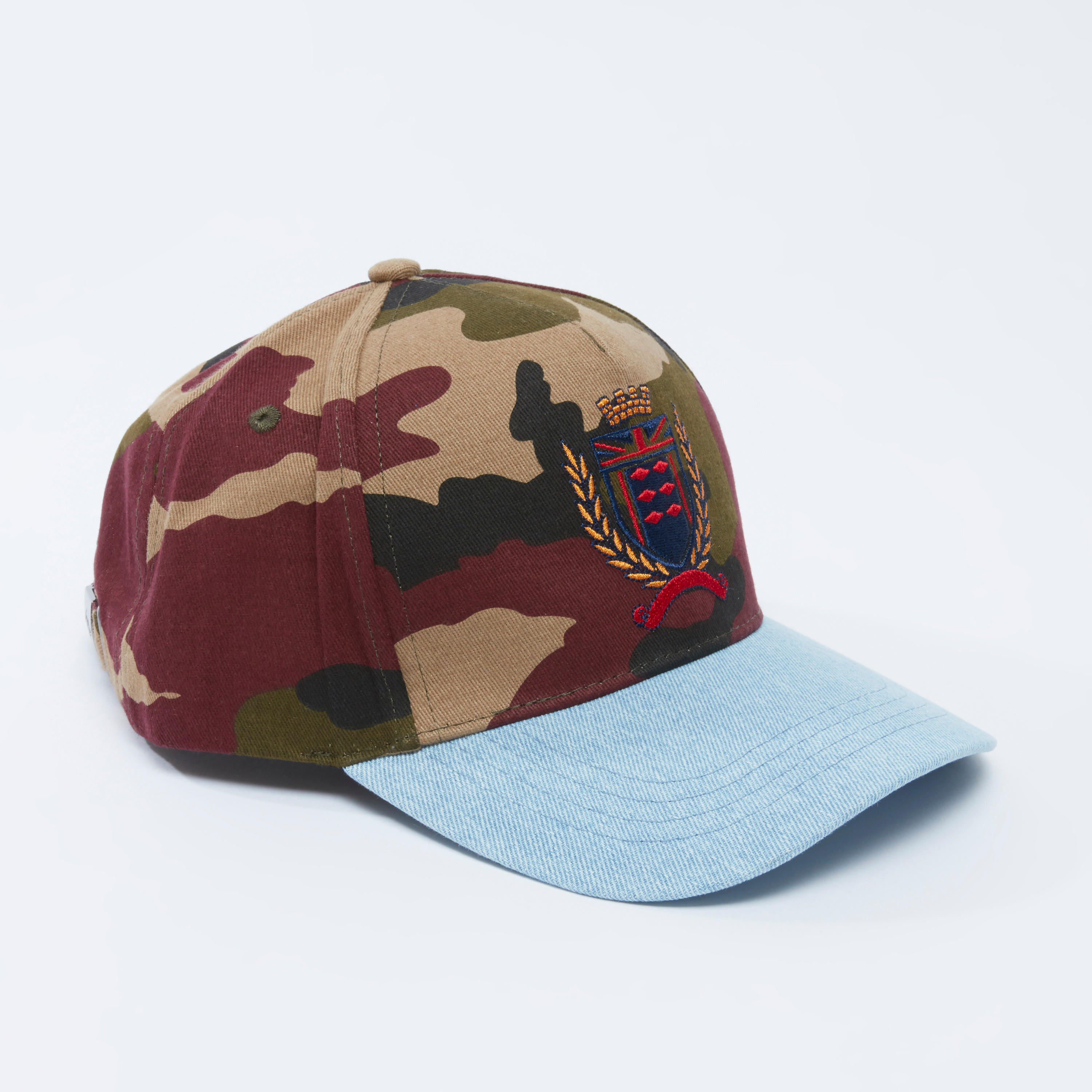 قبعة كاب بإبزيم إغلاق وطبعات مموّهة-men-caps-image-4