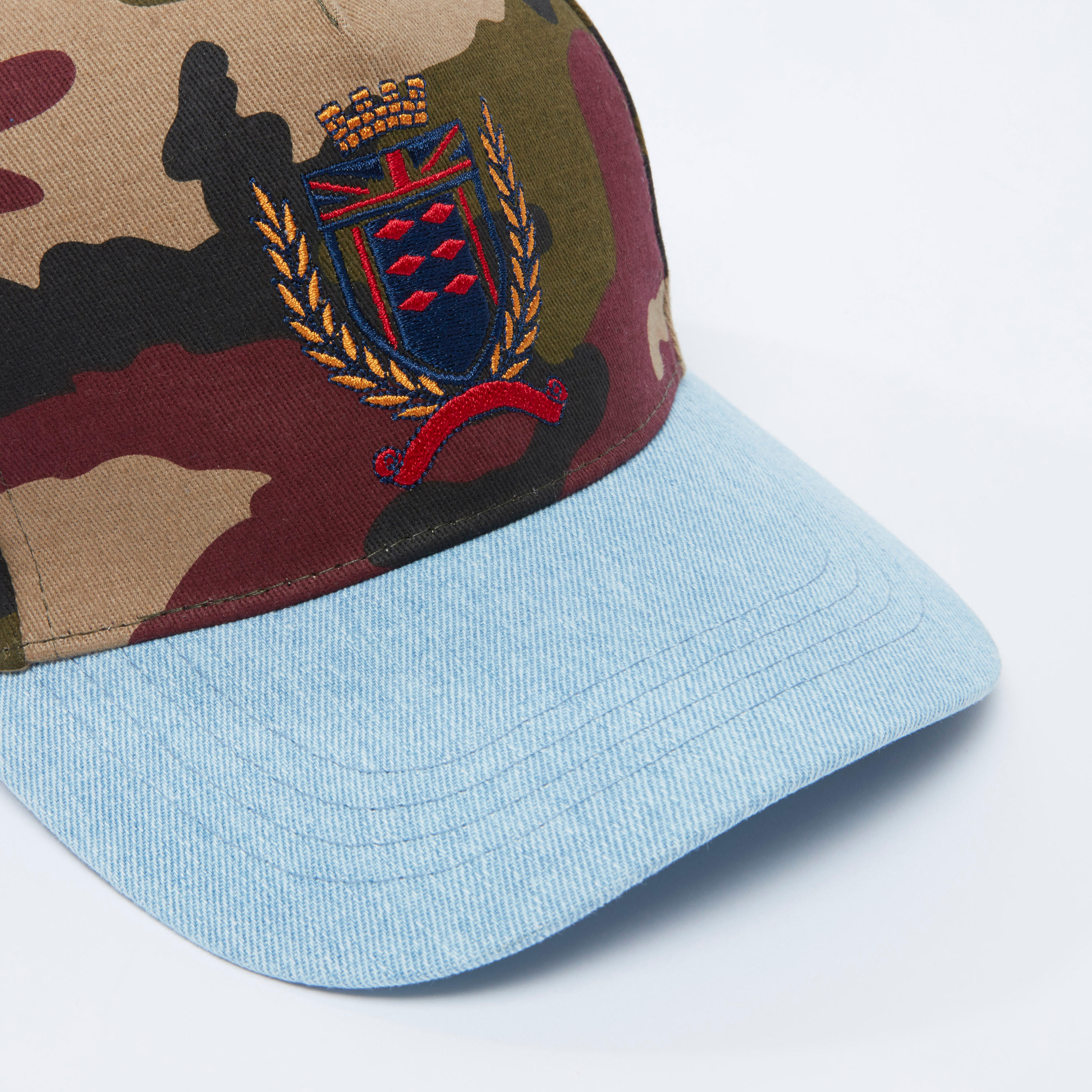 قبعة كاب بإبزيم إغلاق وطبعات مموّهة-men-caps-image-2
