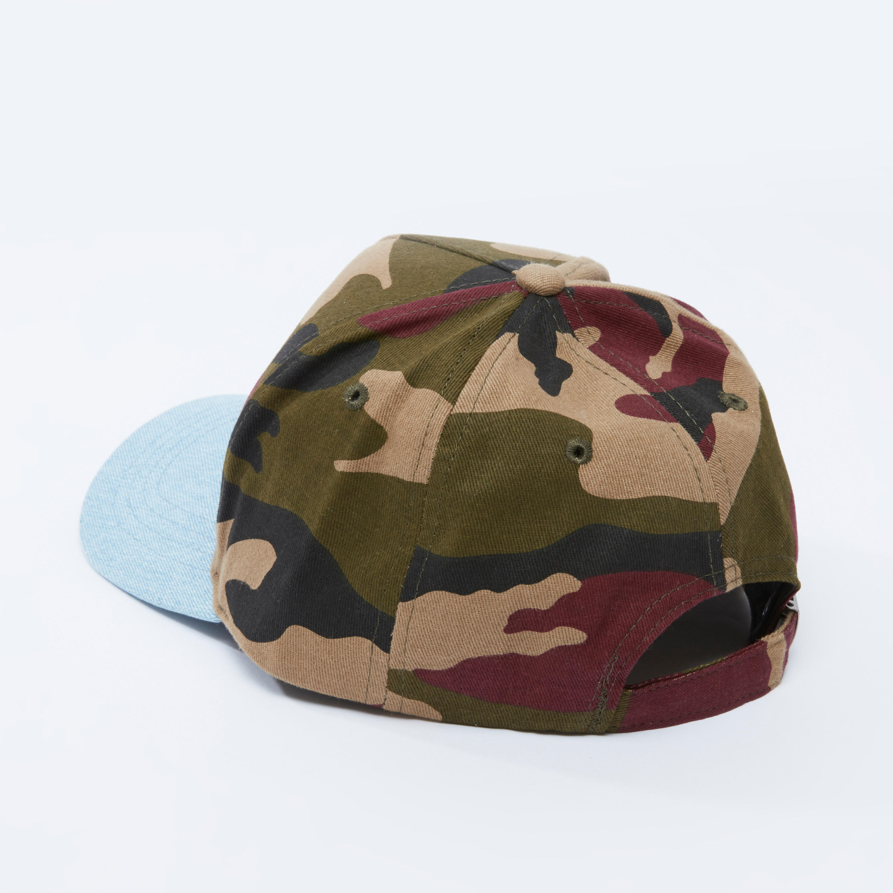قبعة كاب بإبزيم إغلاق وطبعات مموّهة-men-caps-image-1