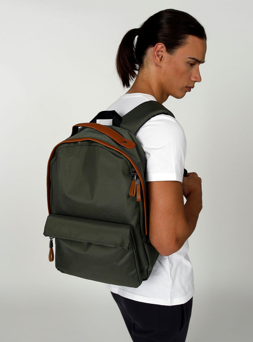 شنطة ظهر سادة بحمّالات قابلة للتعديل ومقبض علوي-men-bags-image-4