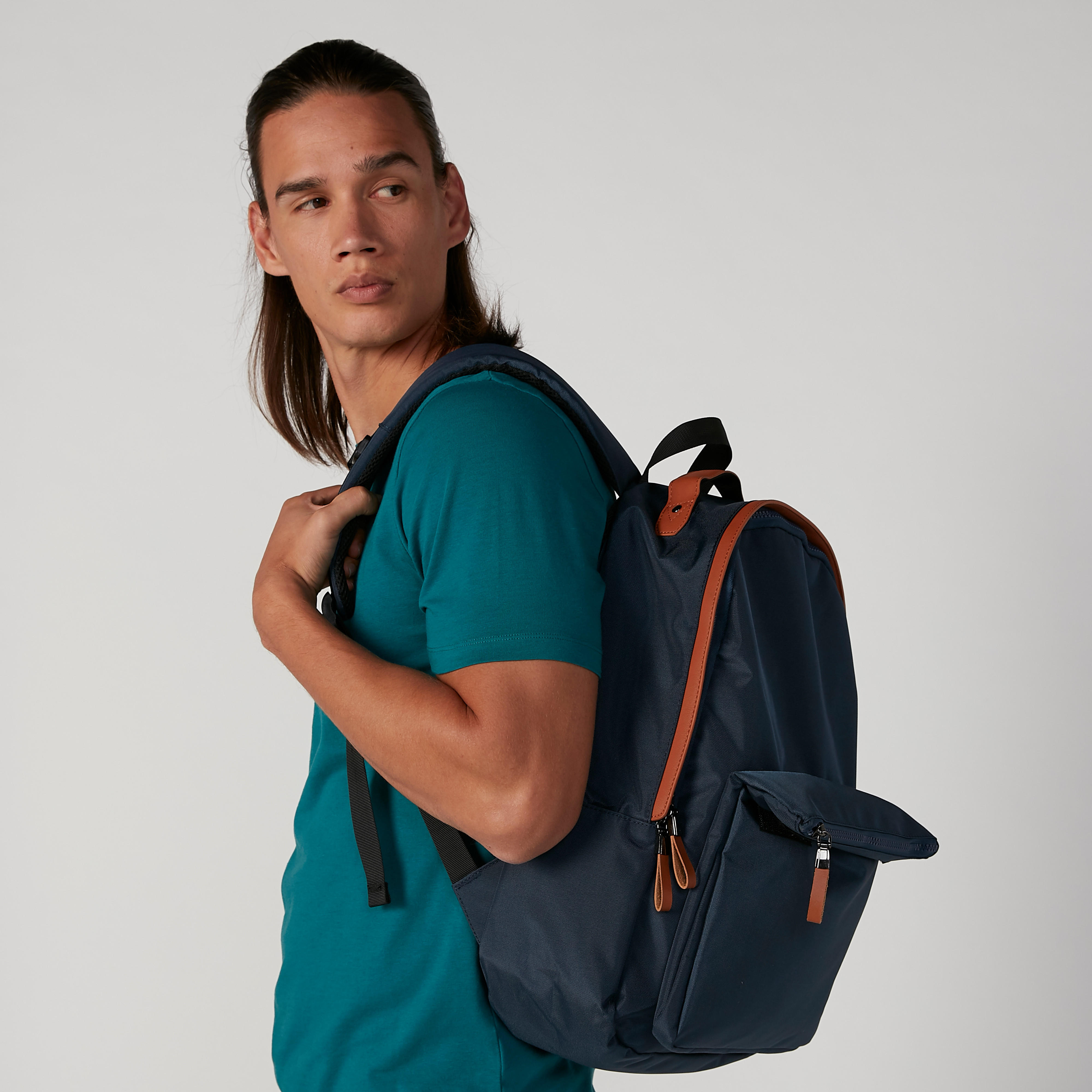 شنطة ظهر سادة بسحاب إغلاق وحمالات كتف قابلة للتعديل-men-bags-image-4