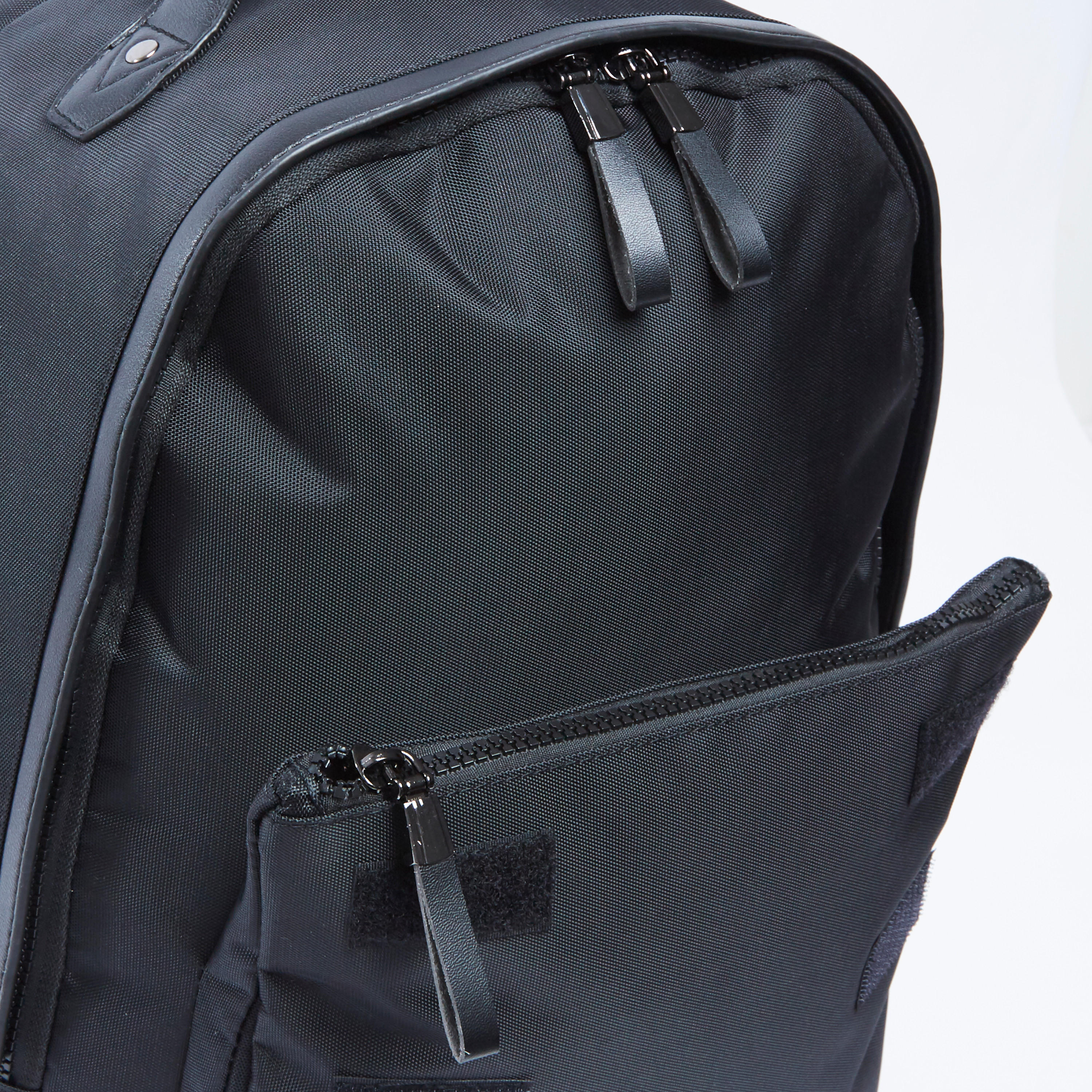 شنطة ظهر سادة بسحاب إغلاق وحمالات كتف قابلة للتعديل-men-bags-image-3