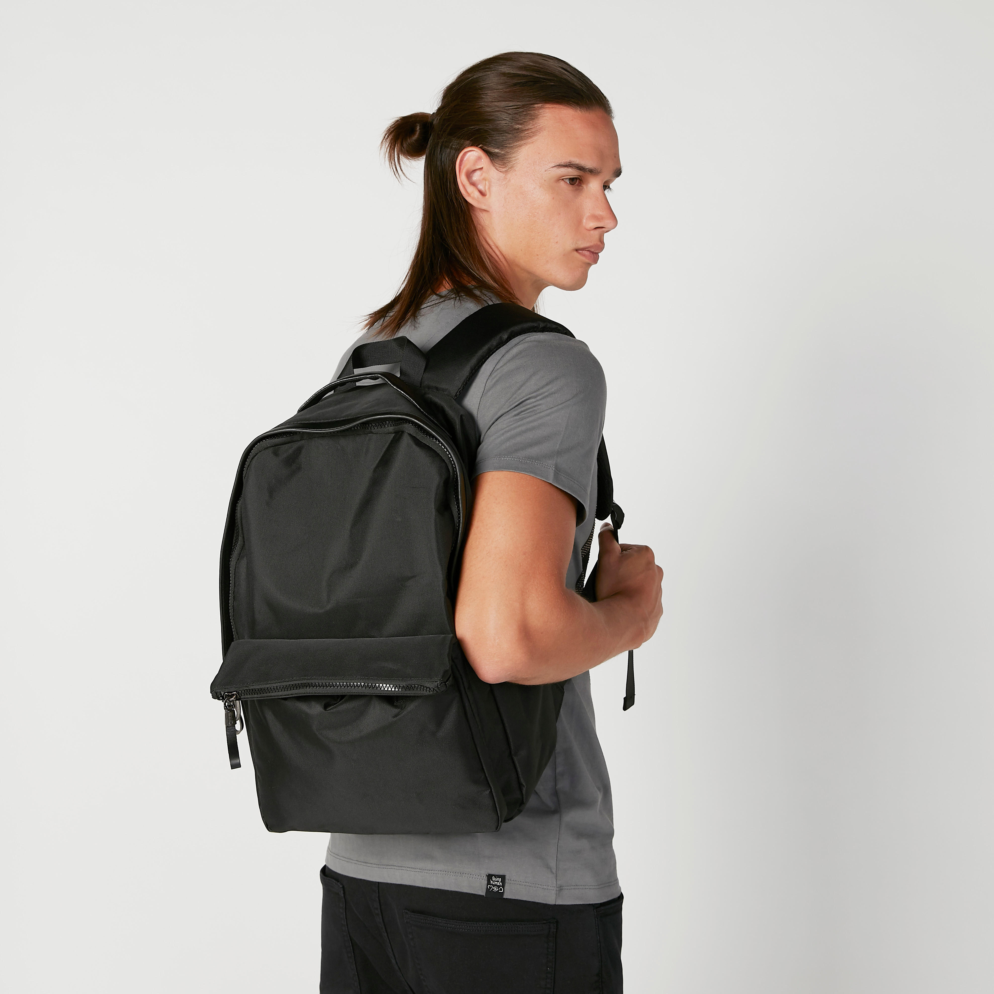 شنطة ظهر سادة بسحاب إغلاق وحمالات كتف قابلة للتعديل-men-bags-image-4