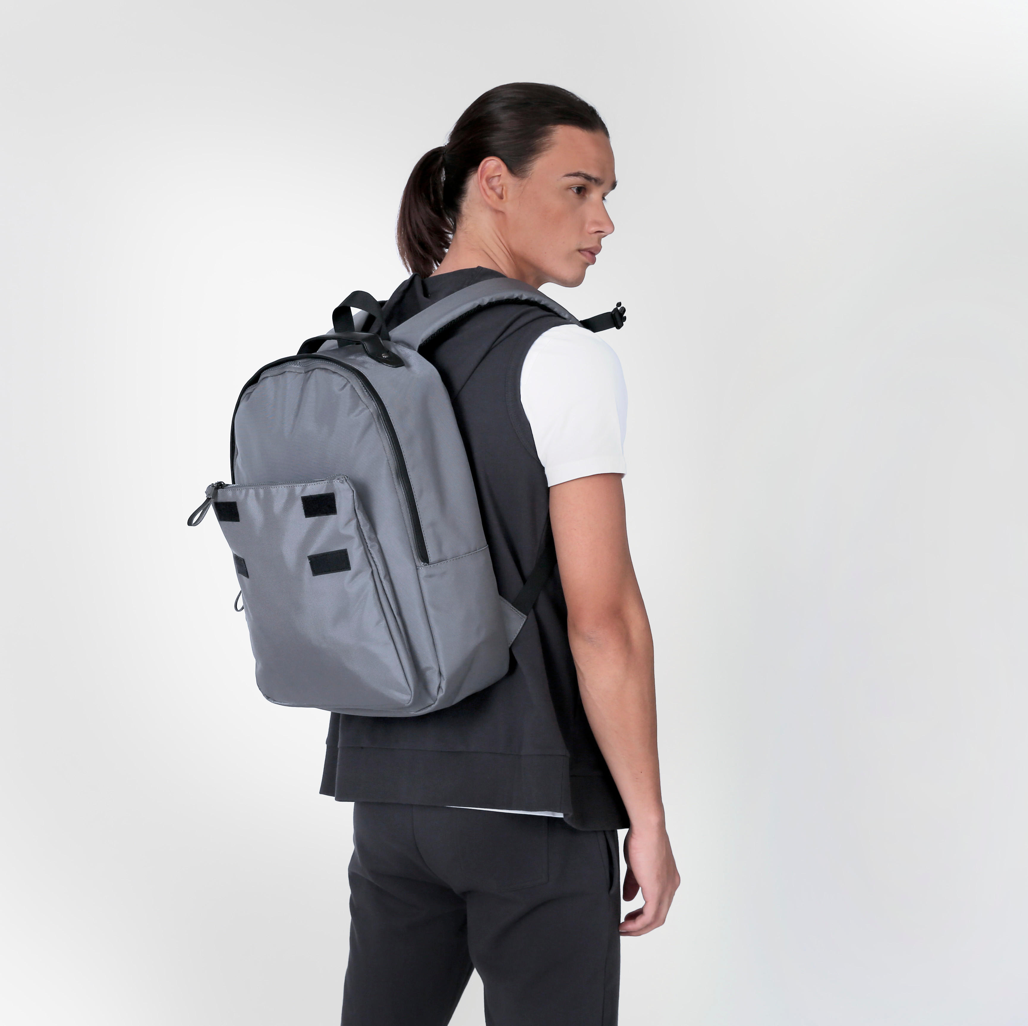 شنطة ظهر سادة بحمّالات قابلة للتعديل ومقبض علوي-men-bags-image-4