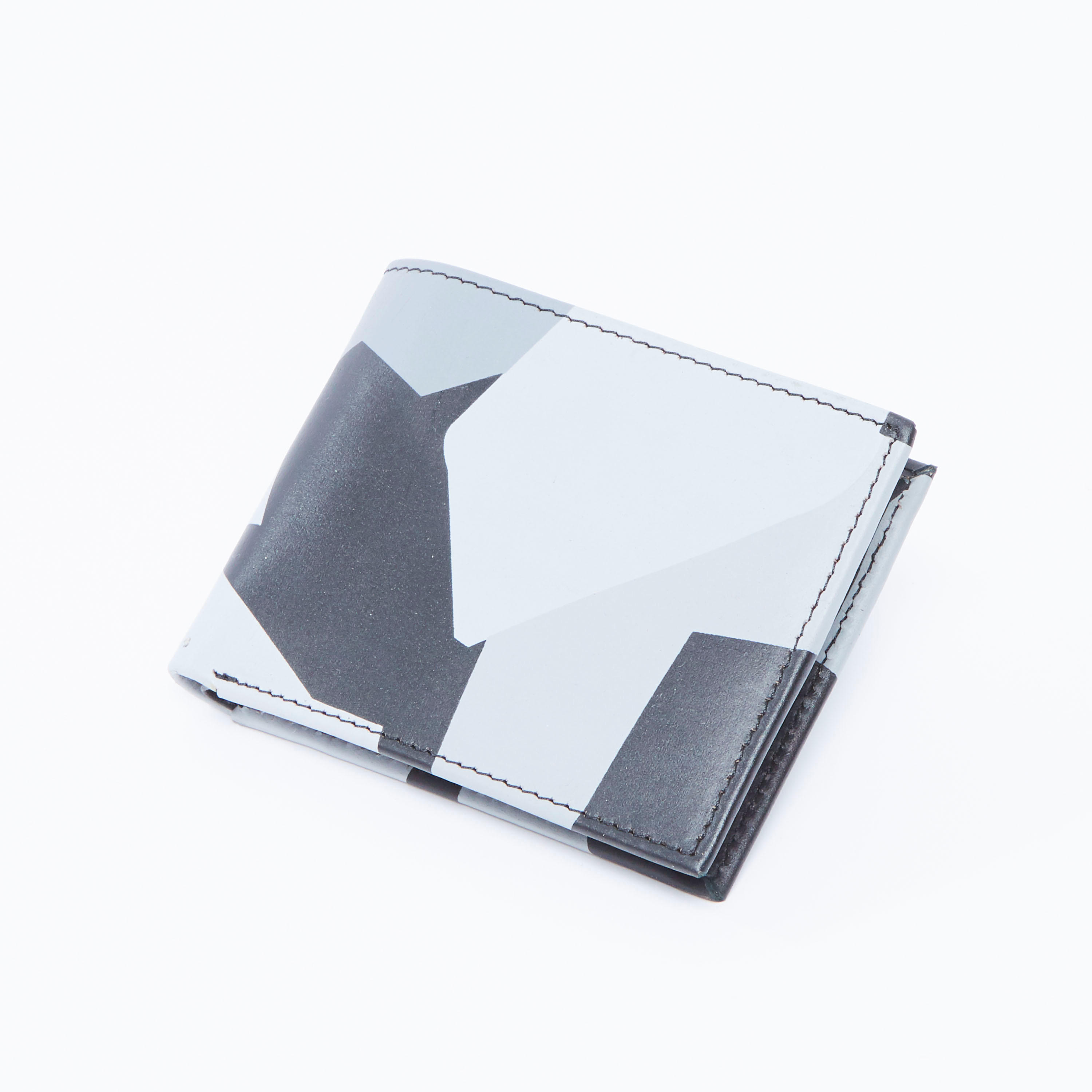محفظة بطيّة مزدوجة وفتحات للبطاقات وطبعات-men-beltsandwallets-wallets-image-1