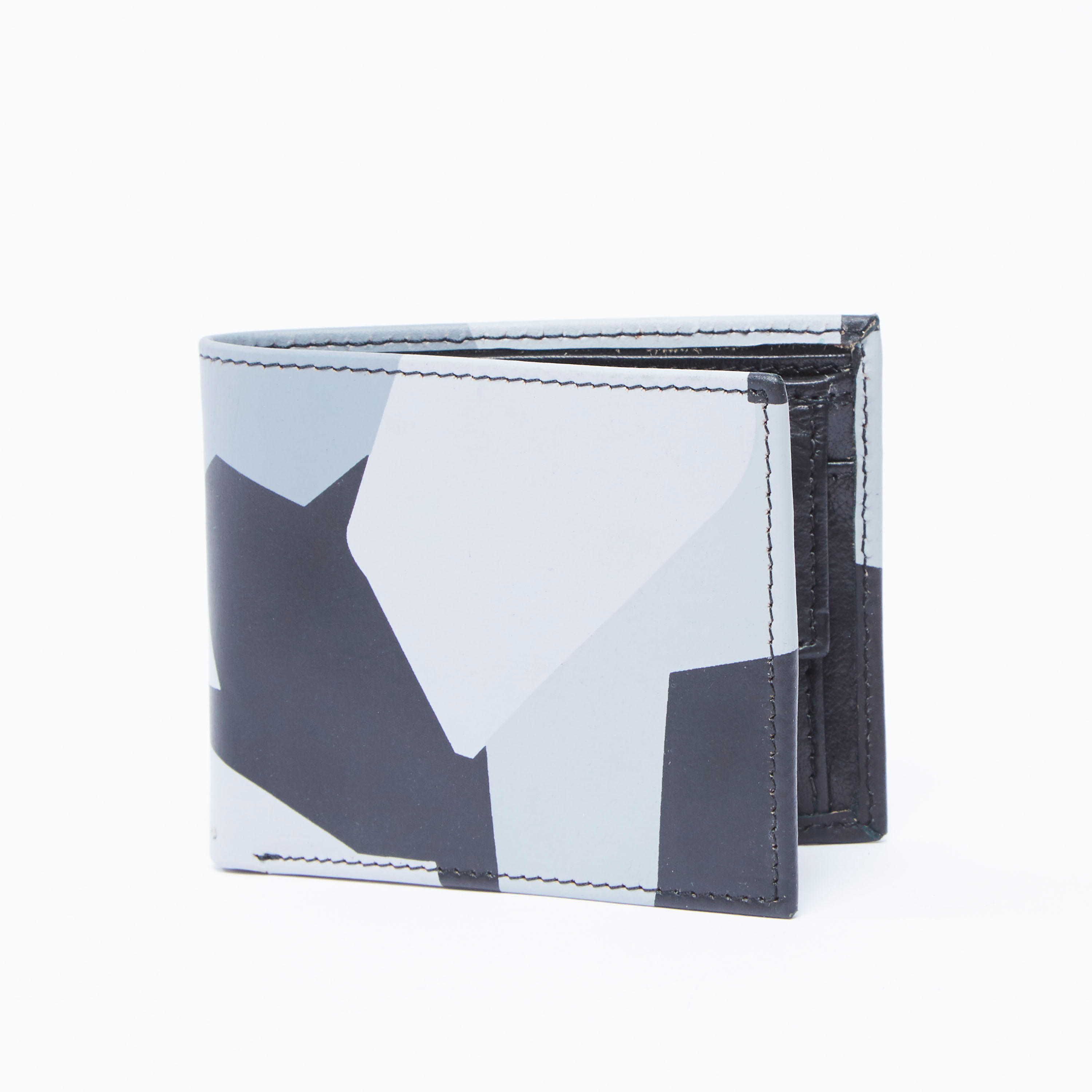 محفظة بطيّة مزدوجة وفتحات للبطاقات وطبعات-men-beltsandwallets-wallets-image-3