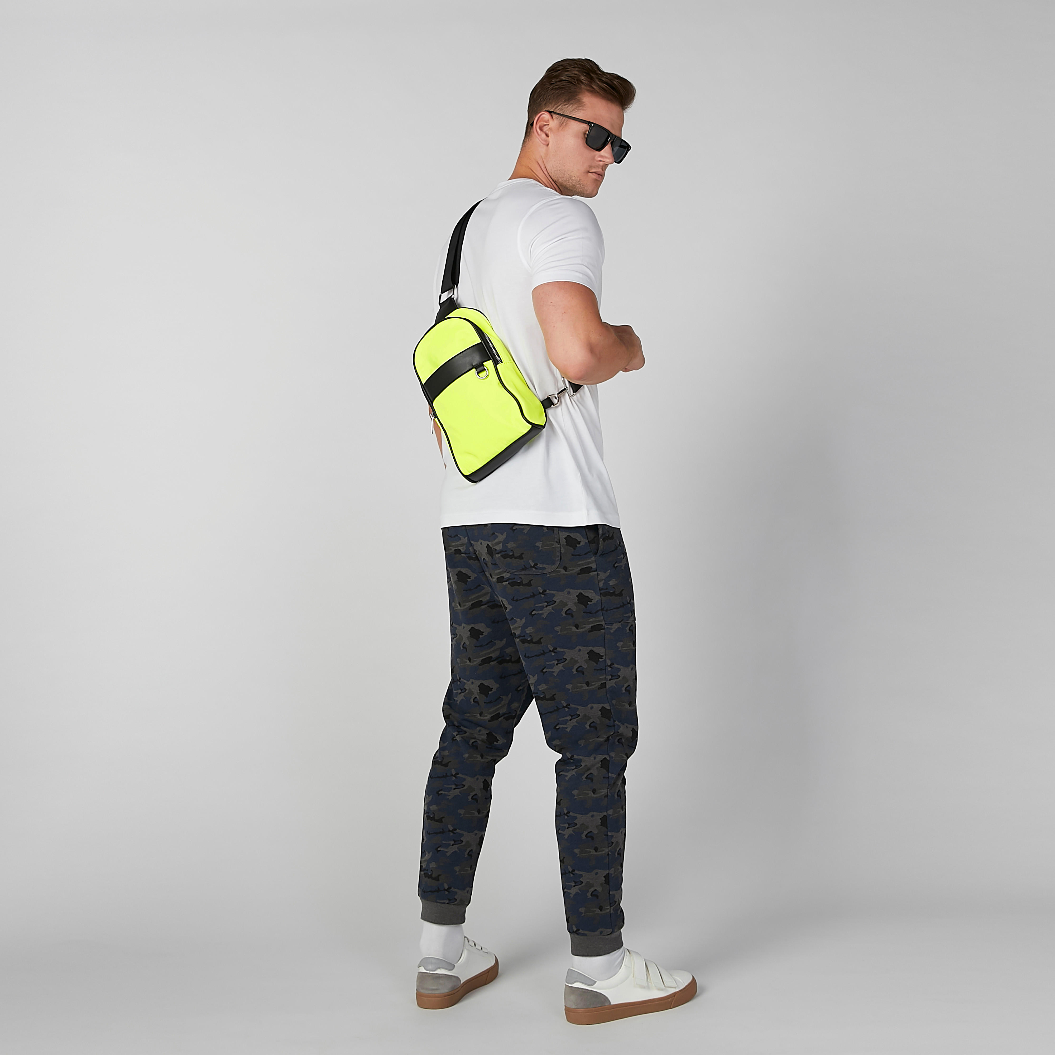 حقيبة كروس بودي سادة بسحاب إغلاق-men-bags-image-2
