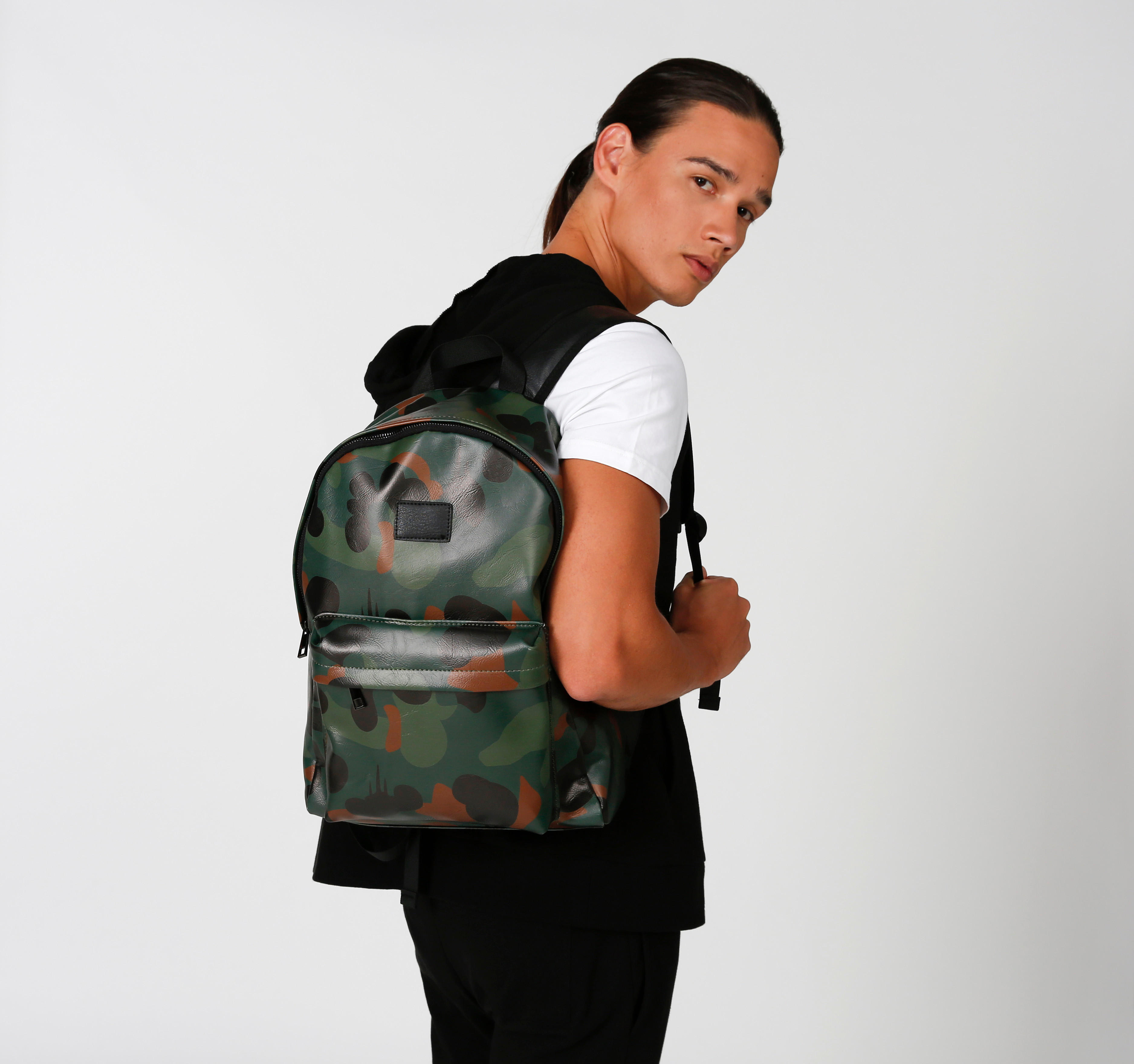شنطة ظهر بسحّاب إغلاق وحمّالات قابلة للتعديل وطبعات-men-bags-image-4