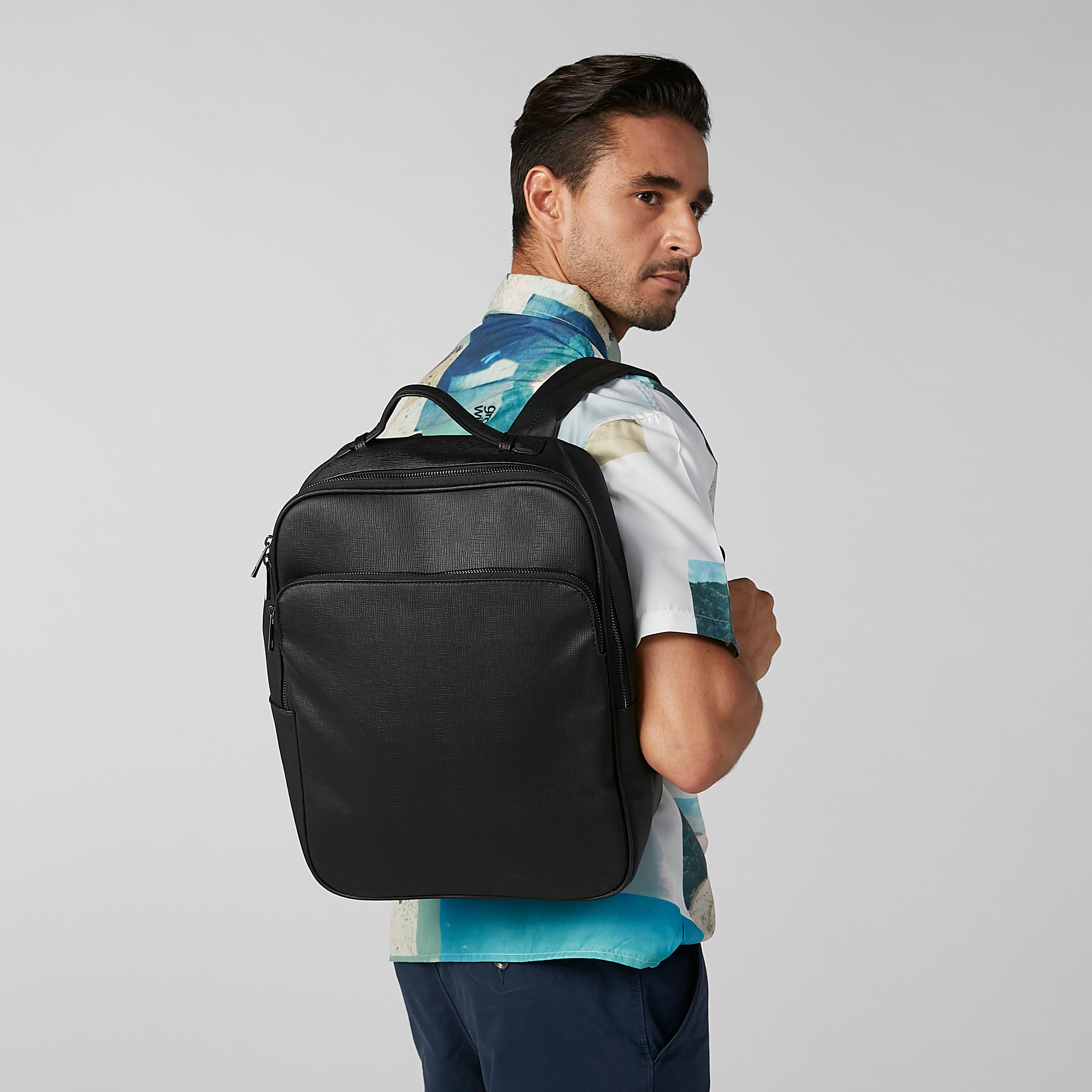 شنطة ظهر سادة بسحّاب إغلاق وحمّالات كتف قابلة للتعديل-men-bags-image-3