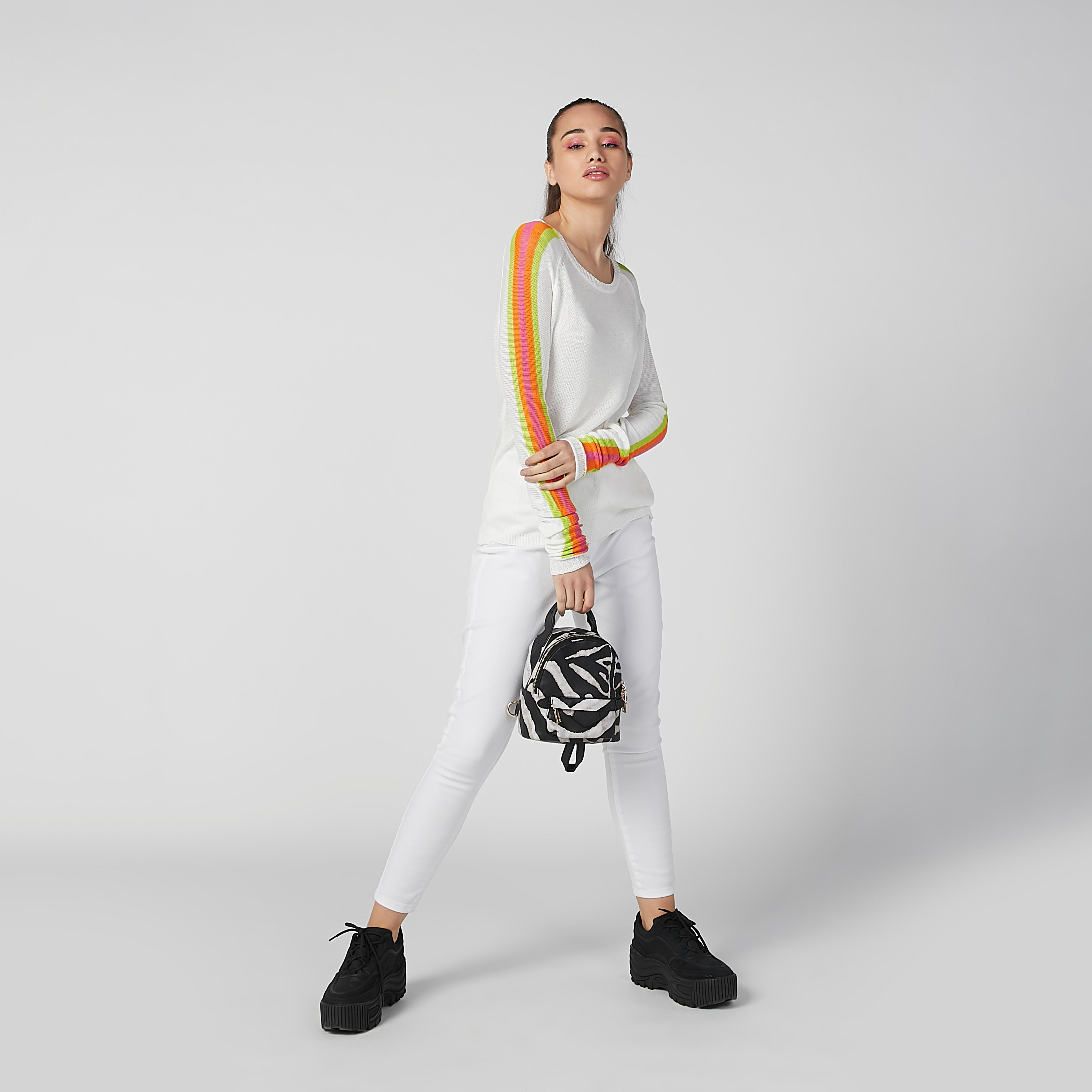 حقيبة ظهر صغيرة بمقبض علوي وحمّالات كتف قابلة للتعديل وطبعات-women-bagsandwallets-handbags-image-2