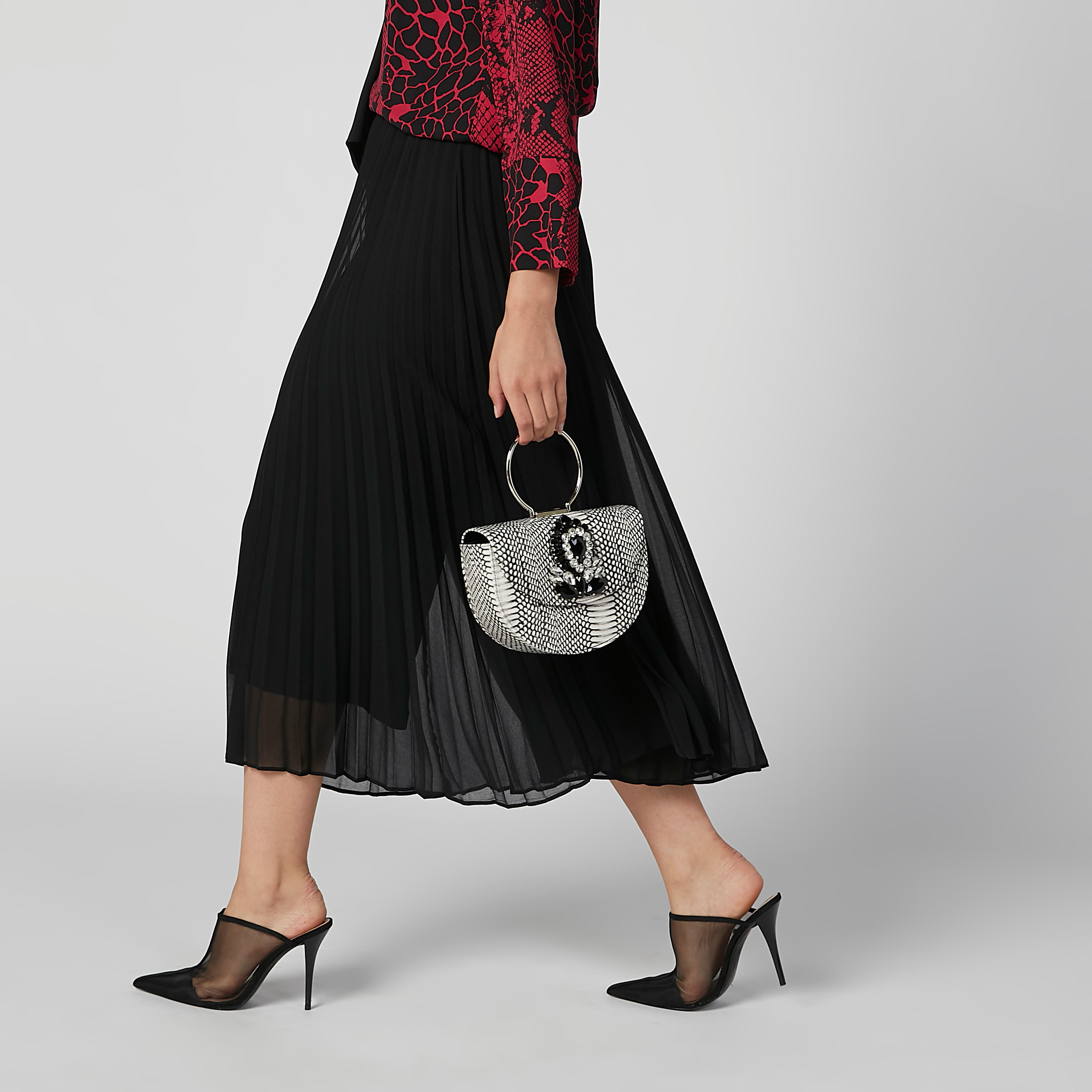 شنطة ساتشيل بارزة الملمس بزر إغلاق مغناطيسي وتفاصيل مرصّعة-women-bagsandwallets-handbags-image-2