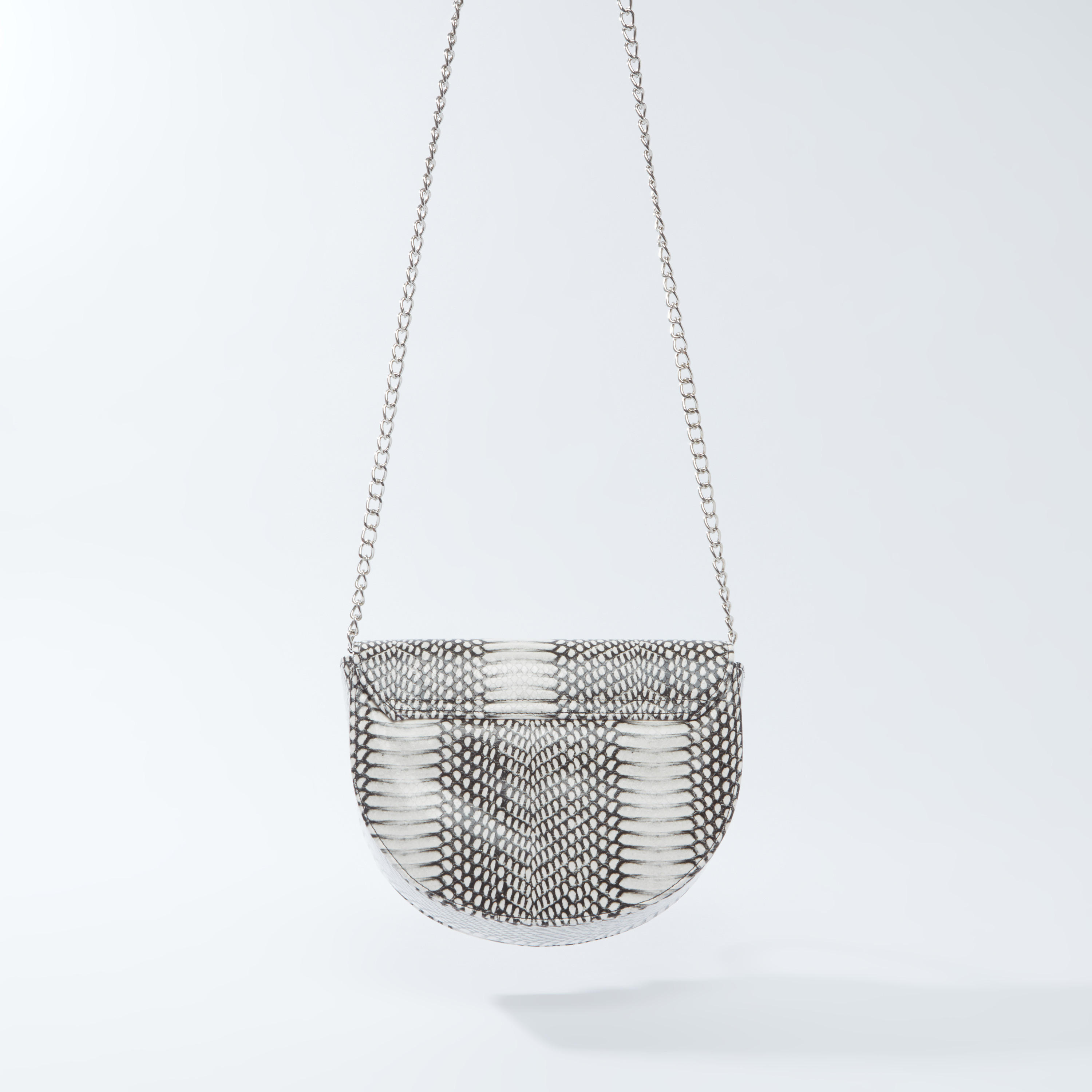 شنطة ساتشيل بارزة الملمس بزر إغلاق مغناطيسي وتفاصيل مرصّعة-women-bagsandwallets-handbags-image-3