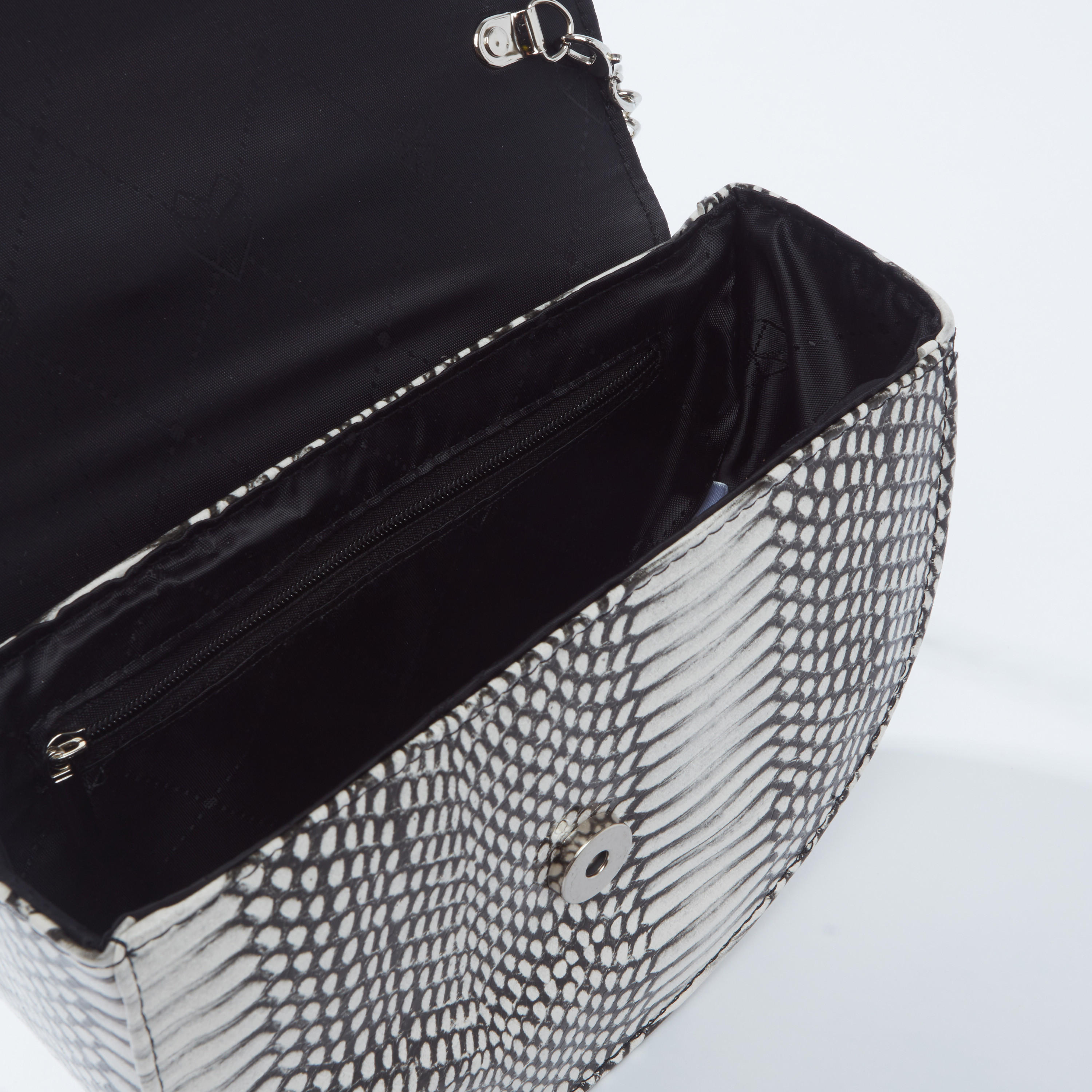 شنطة ساتشيل بارزة الملمس بزر إغلاق مغناطيسي وتفاصيل مرصّعة-women-bagsandwallets-handbags-image-4