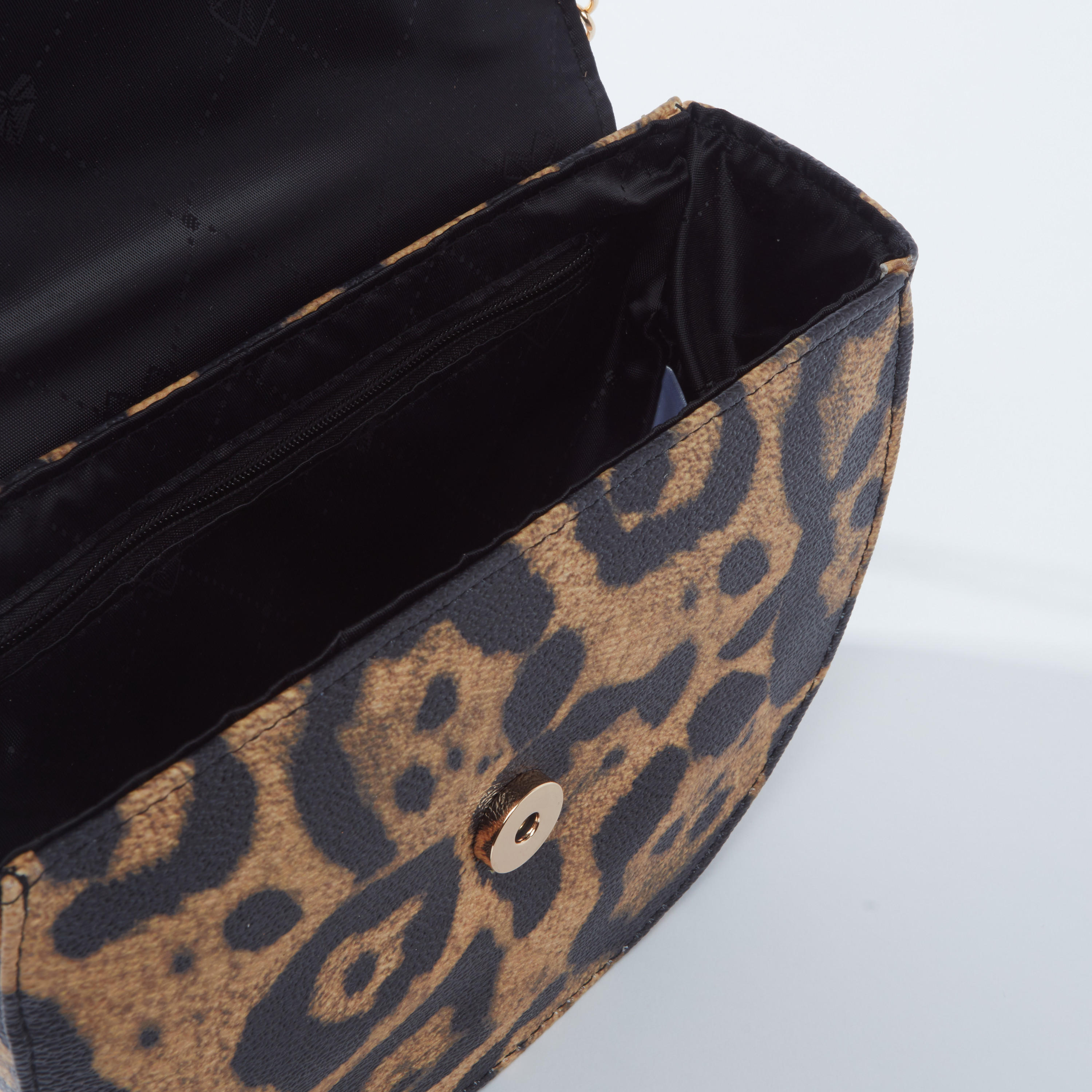 شنطة ساتشيل بزر إغلاق مغناطيسي وتفاصيل مرصّعة وطبعات-women-bagsandwallets-handbags-image-4