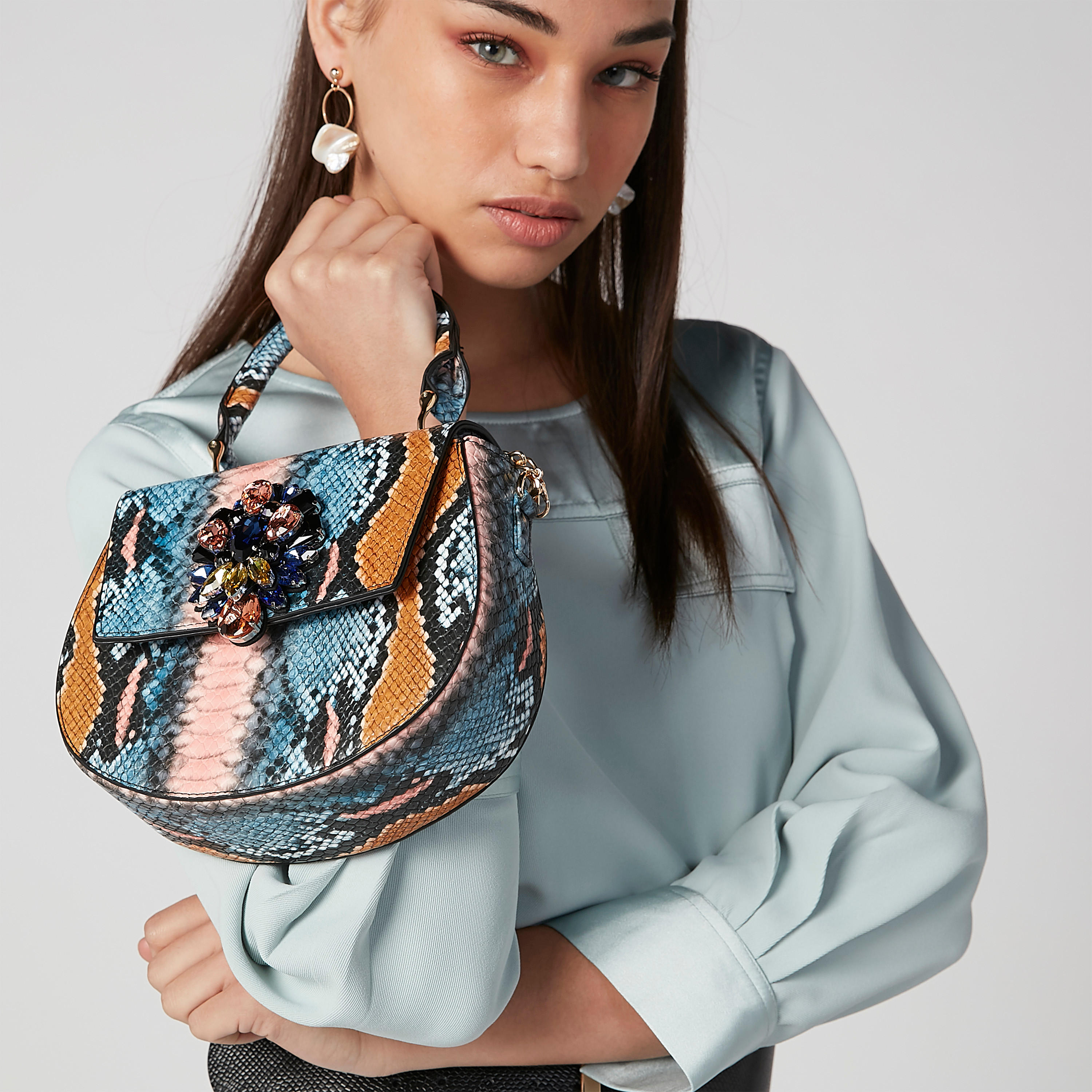 شنطة ساتشيل بارزة الملمس بزر إغلاق مغناطيسي وتفاصيل مرصّعة-women-bagsandwallets-handbags-image-2