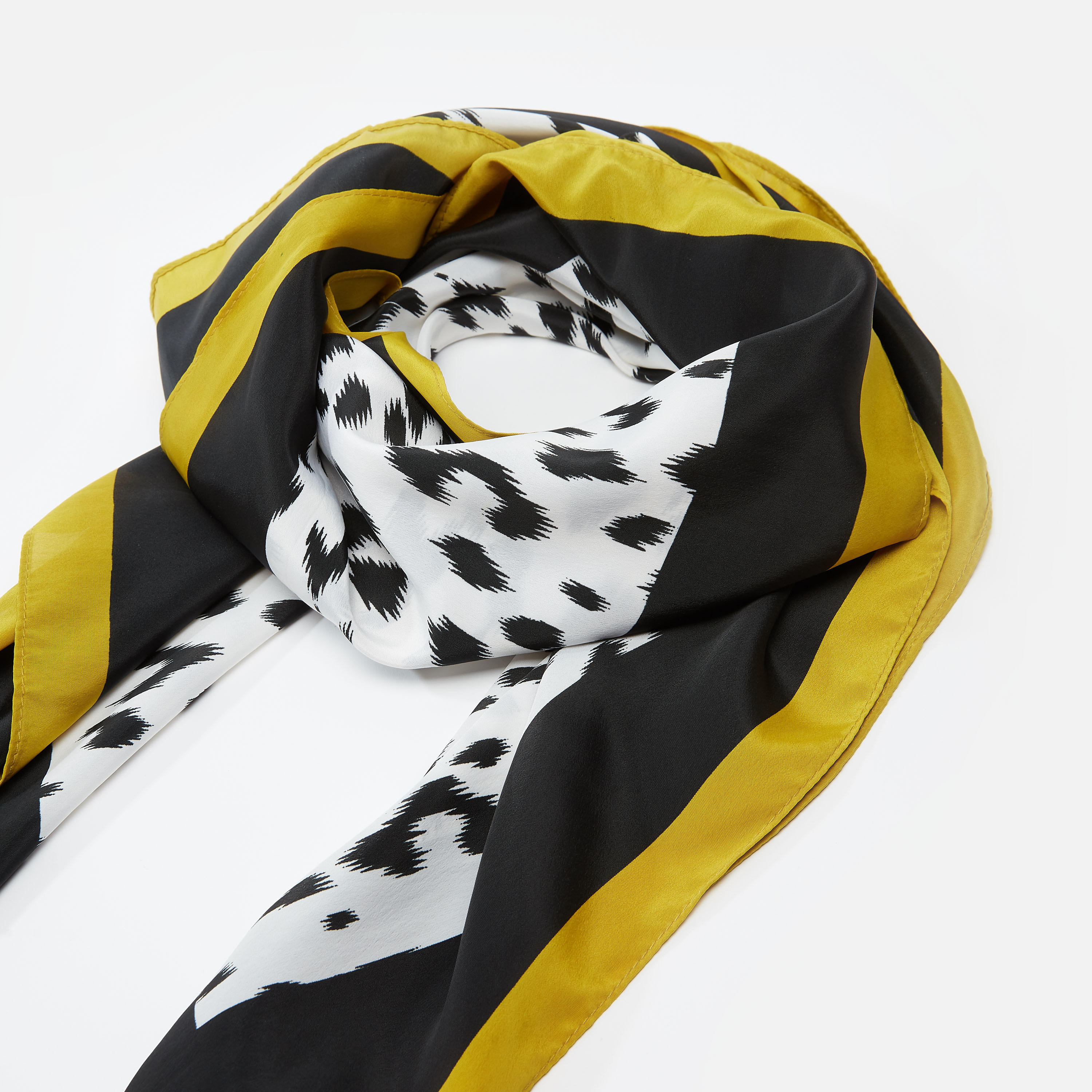 وشاح مزيّن بطبعات-women-clothingaccessories-scarves-image-3