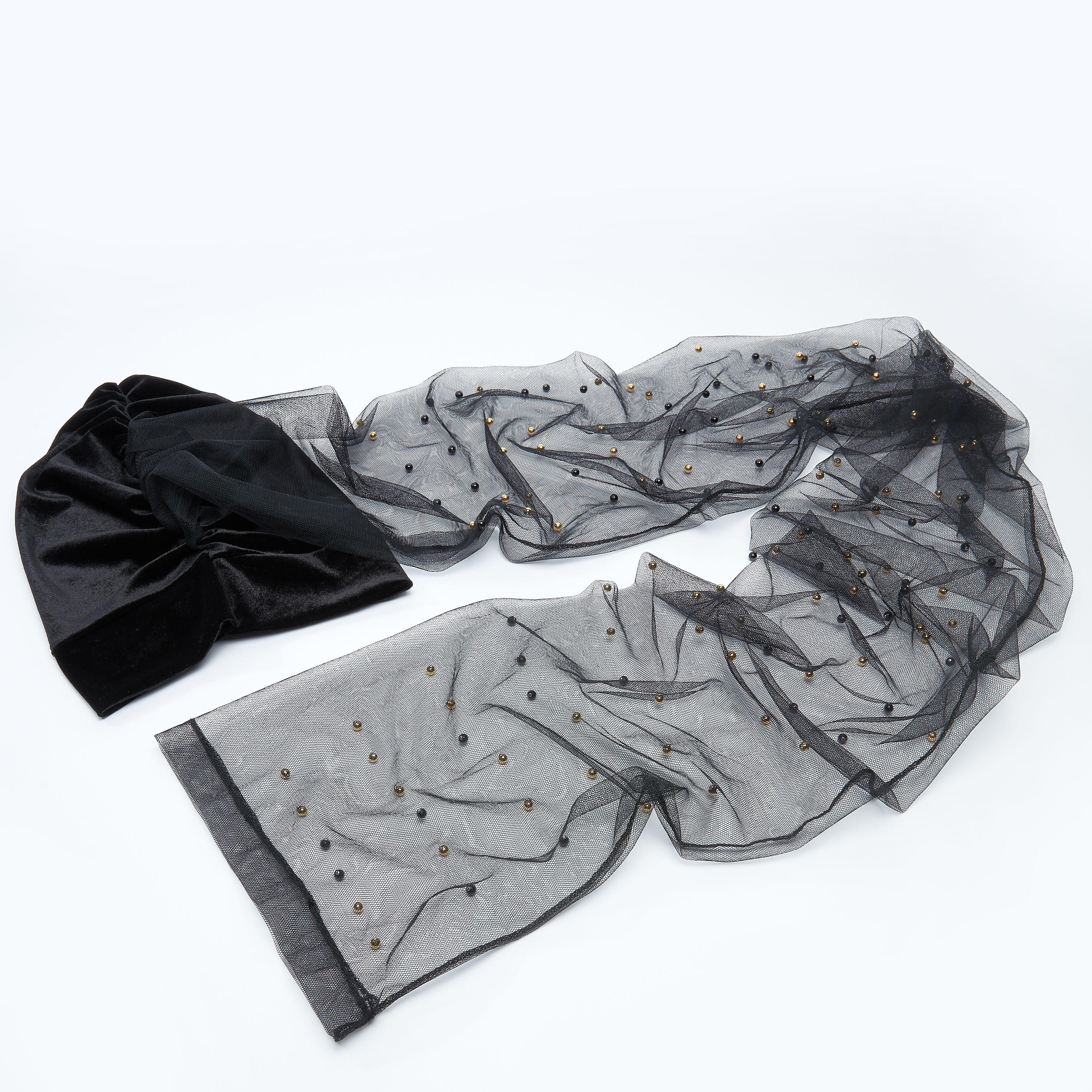 طقم وشاح مزيّن وكاب بارز الملمس-women-clothingaccessories-capsandhats-image-1