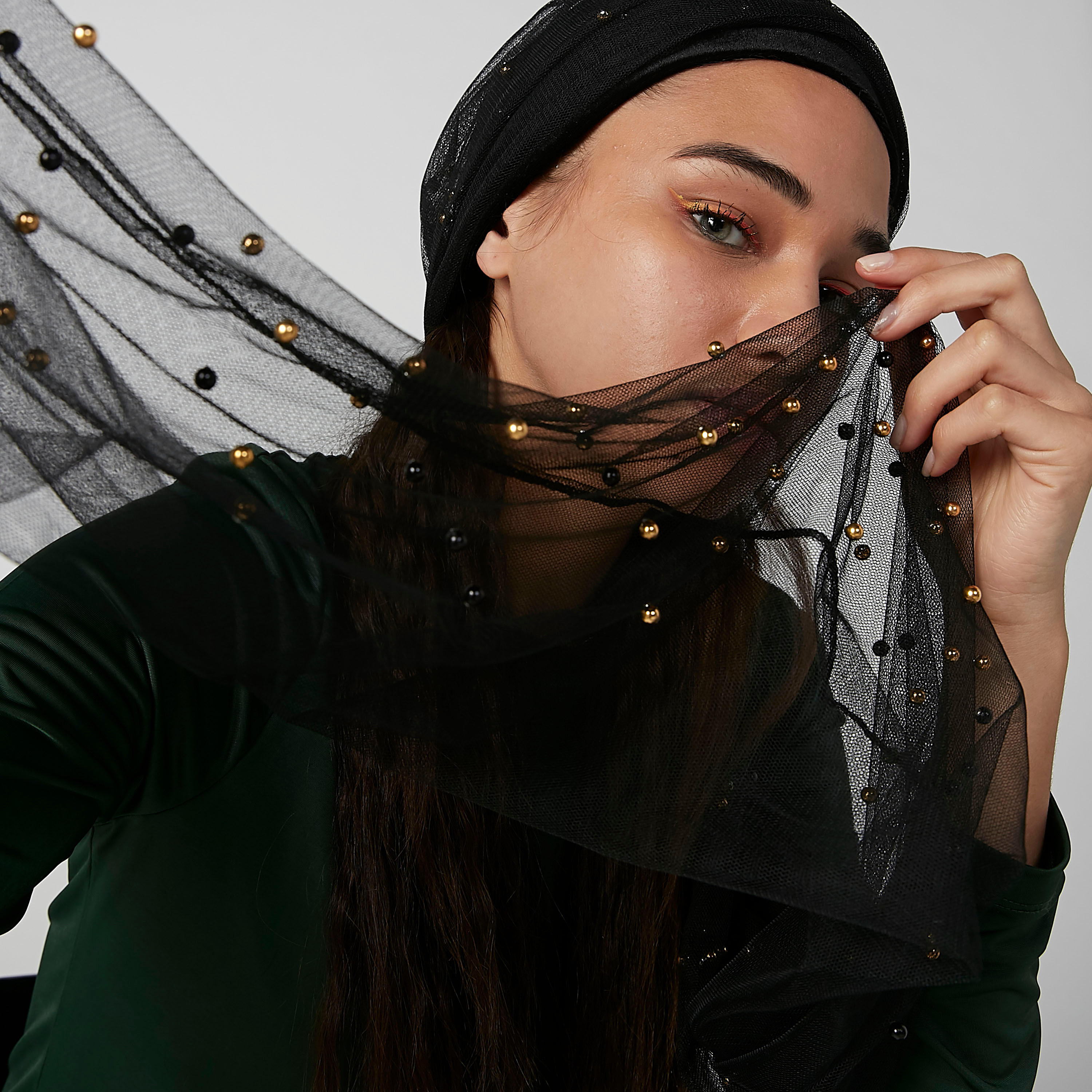 طقم وشاح مزيّن وكاب بارز الملمس-women-clothingaccessories-capsandhats-image-2