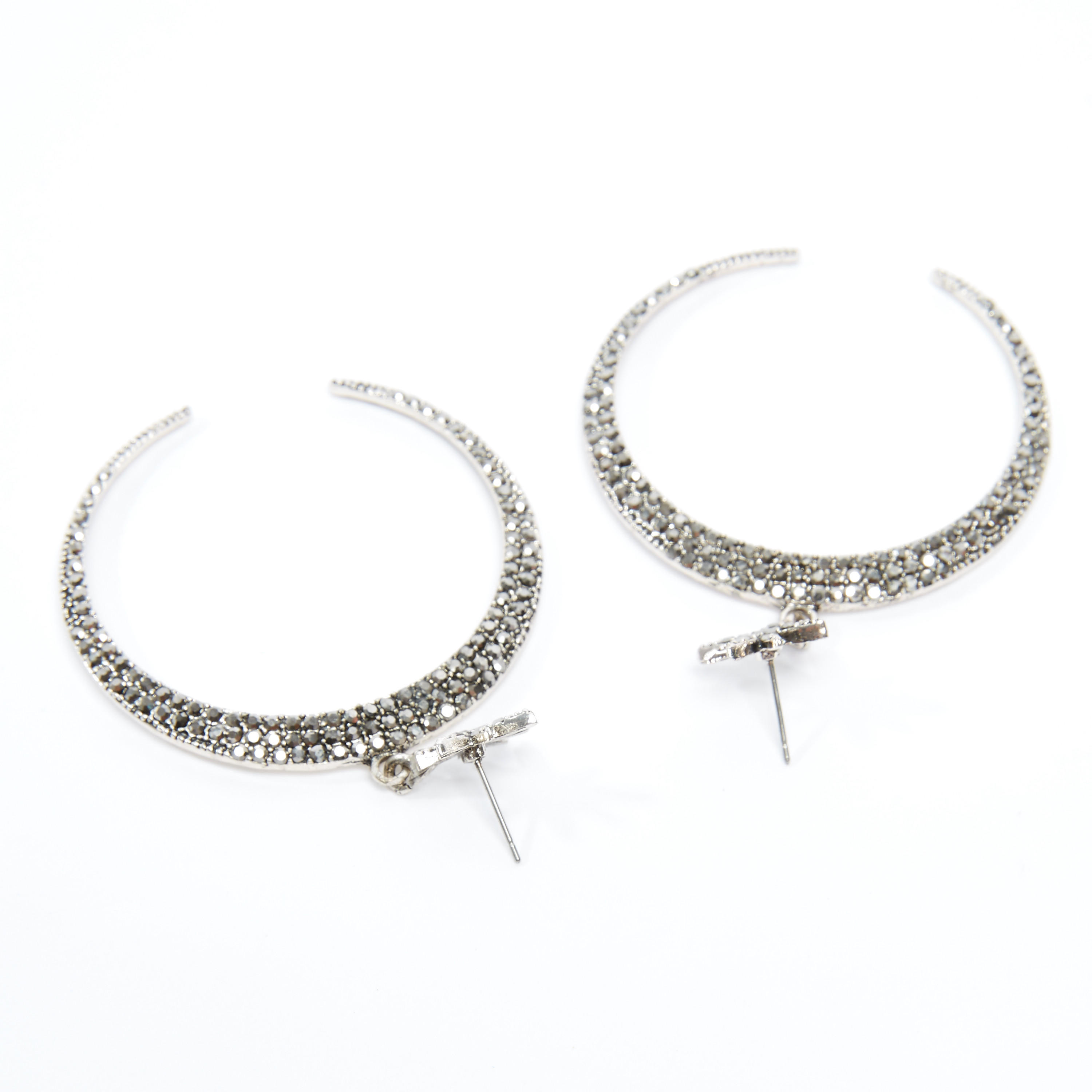 حلق مرصّع بدلّاية ومكبس إغلاق-women-watchesandjewellery-jewellery-earrings-image-1