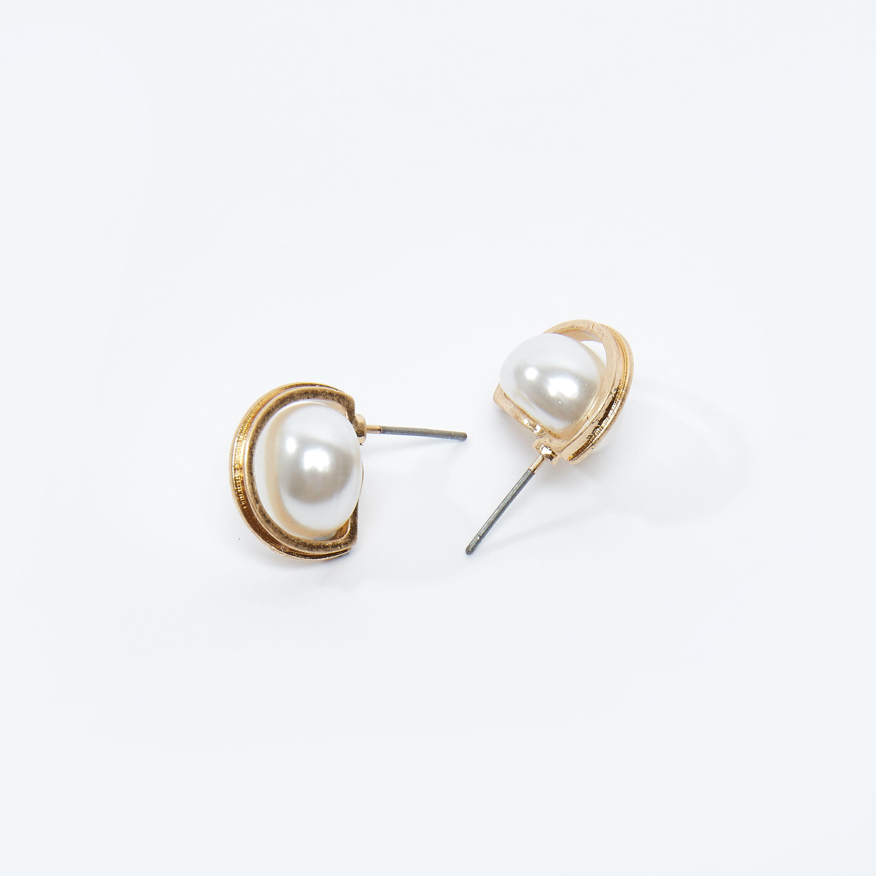 حلق مرصع بتزيينات ومكبس إغلاق-women-watchesandjewellery-jewellery-earrings-image-3