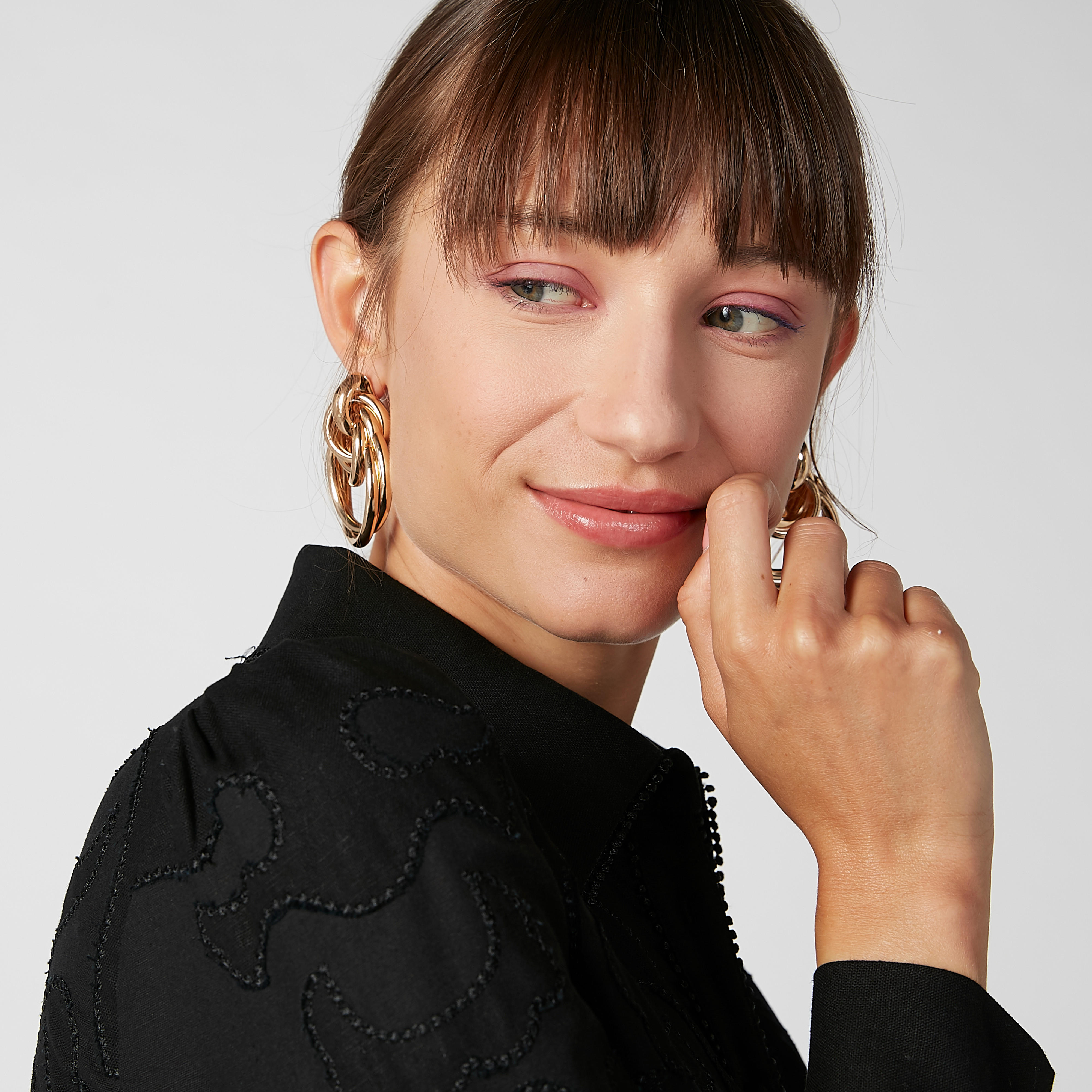 حلقان بدلّاية ميتاليك ومكبس إغلاق-women-watchesandjewellery-jewellery-earrings-image-2