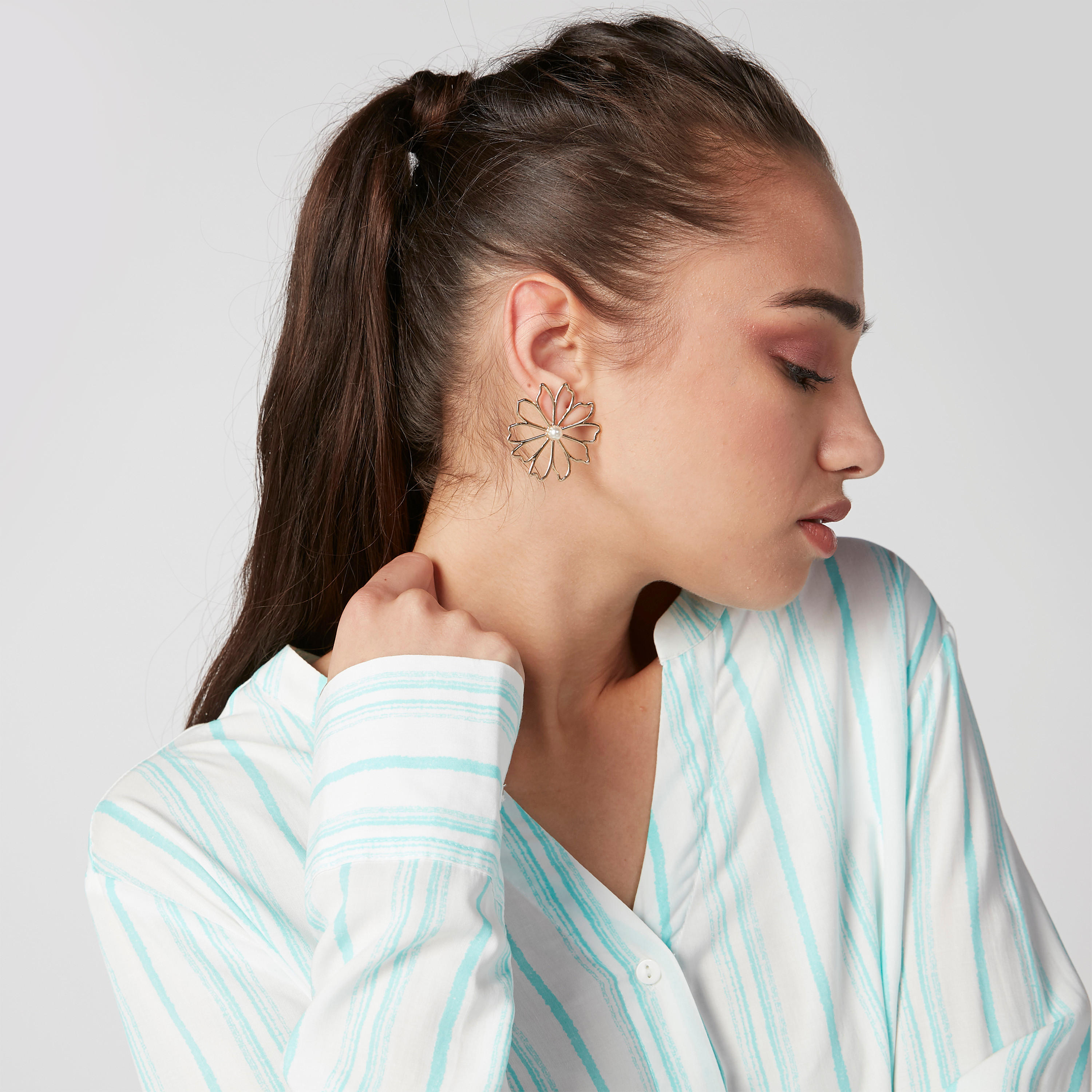 أقراط بمكبس إغلاق وتفاصيل لؤلؤ على شكل زهور-women-watchesandjewellery-jewellery-earrings-image-2