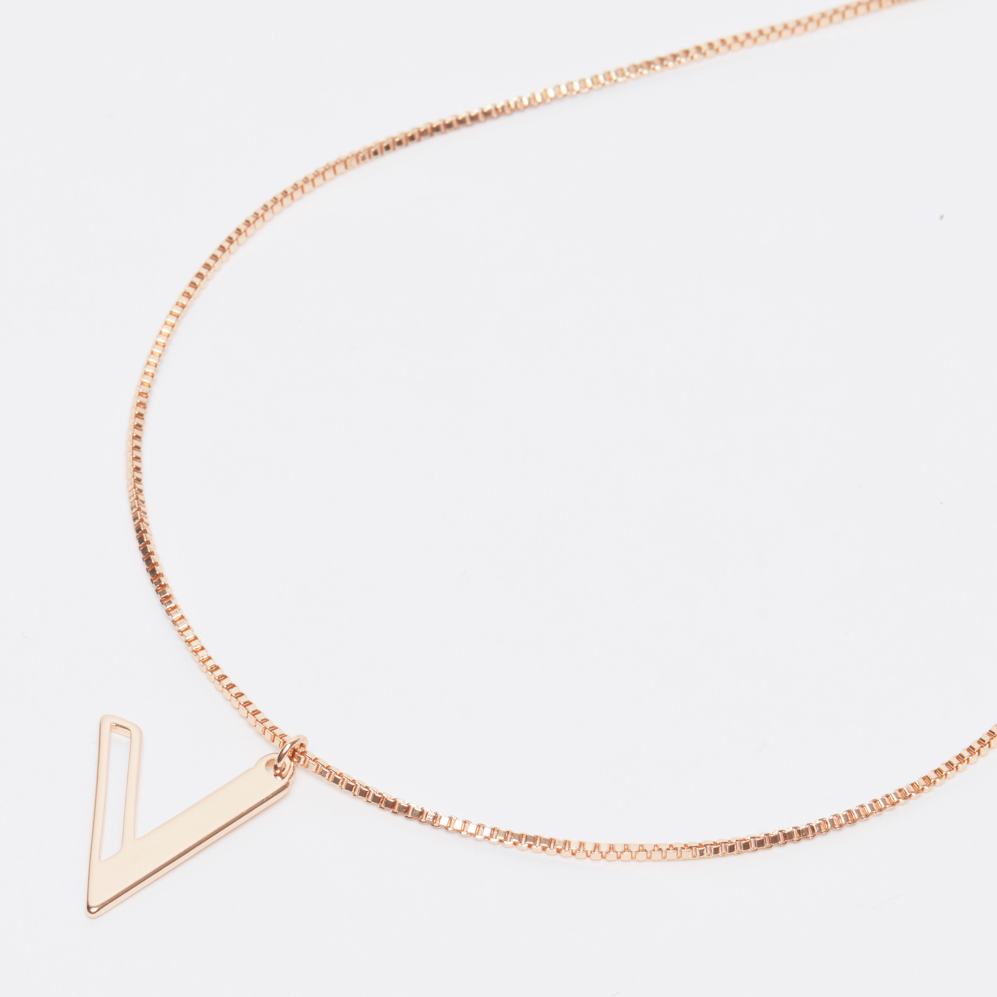 عقد بدلّاية V ميتاليك ومشبك إغلاق-women-watchesandjewellery-jewellery-necklacesandpendants-image-1