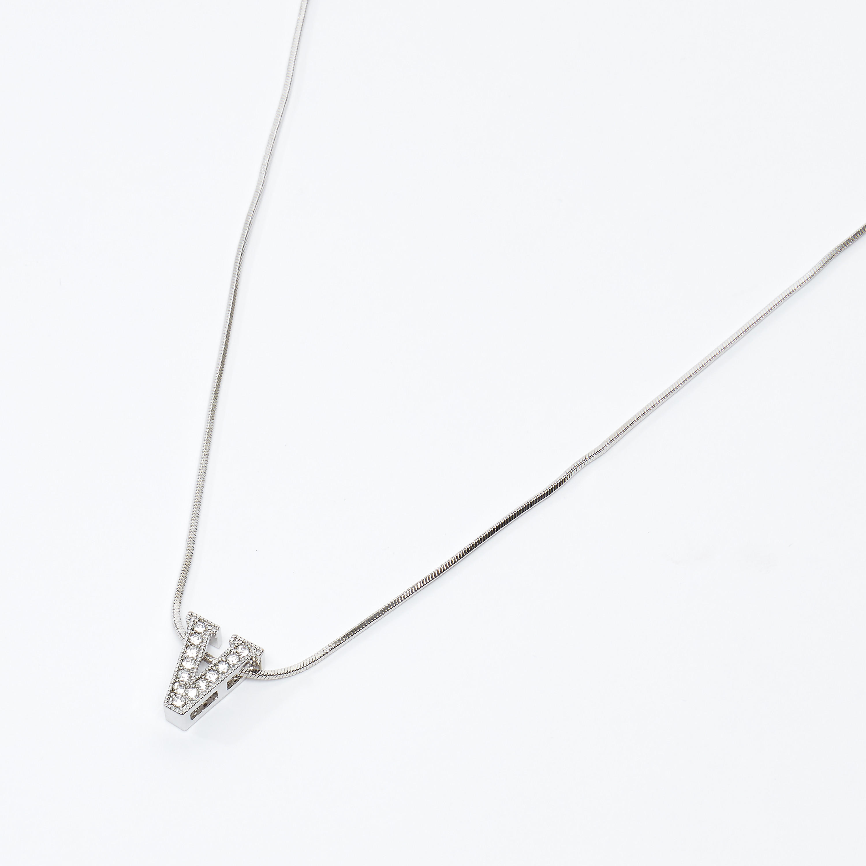قلادة بدلّاية V مرصّعة ومشبك إغلاق-women-watchesandjewellery-jewellery-necklacesandpendants-image-1