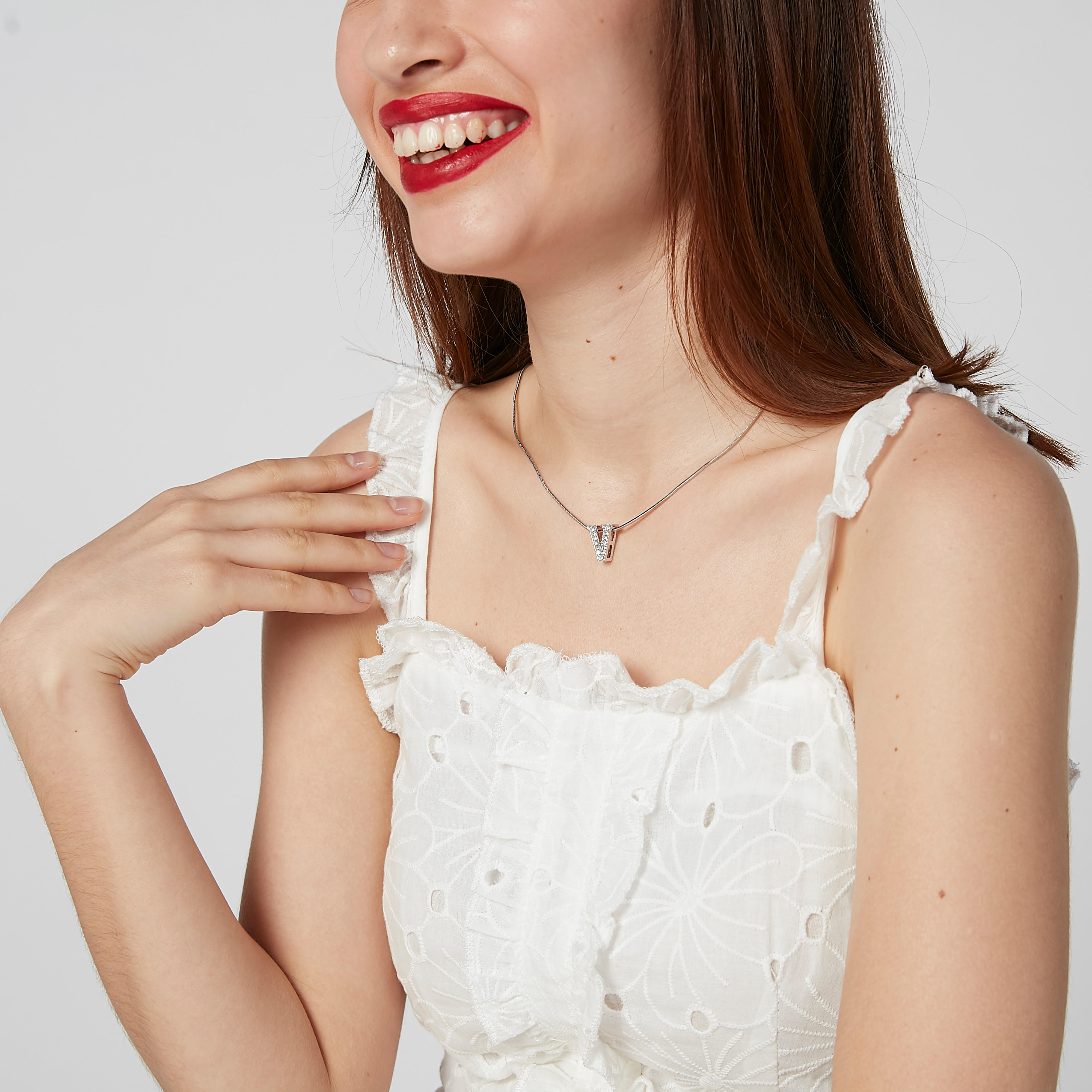 قلادة بدلّاية V مرصّعة ومشبك إغلاق-women-watchesandjewellery-jewellery-necklacesandpendants-image-2