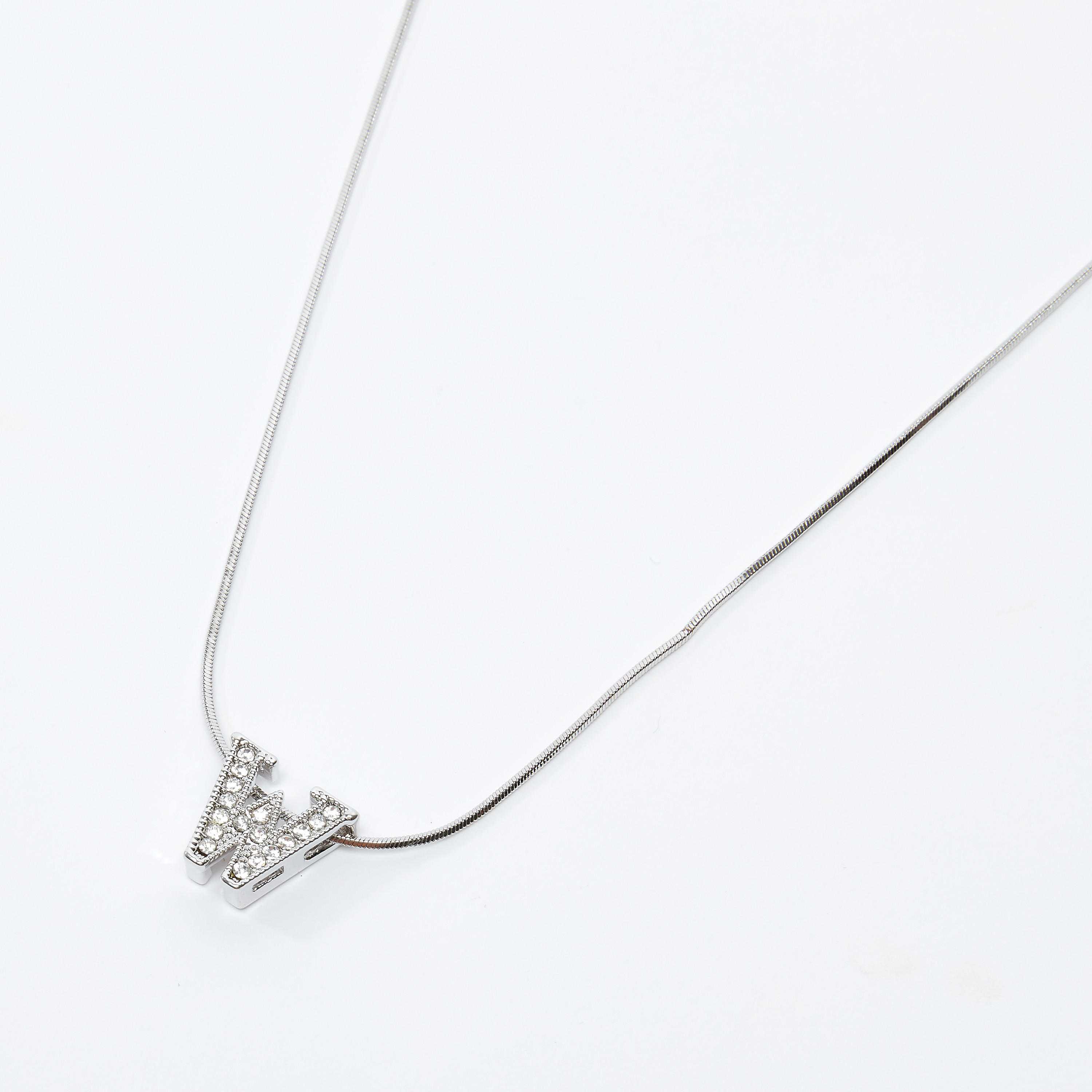 قلادة بدلّاية W مرصّعة ومشبك إغلاق-women-watchesandjewellery-jewellery-necklacesandpendants-image-1