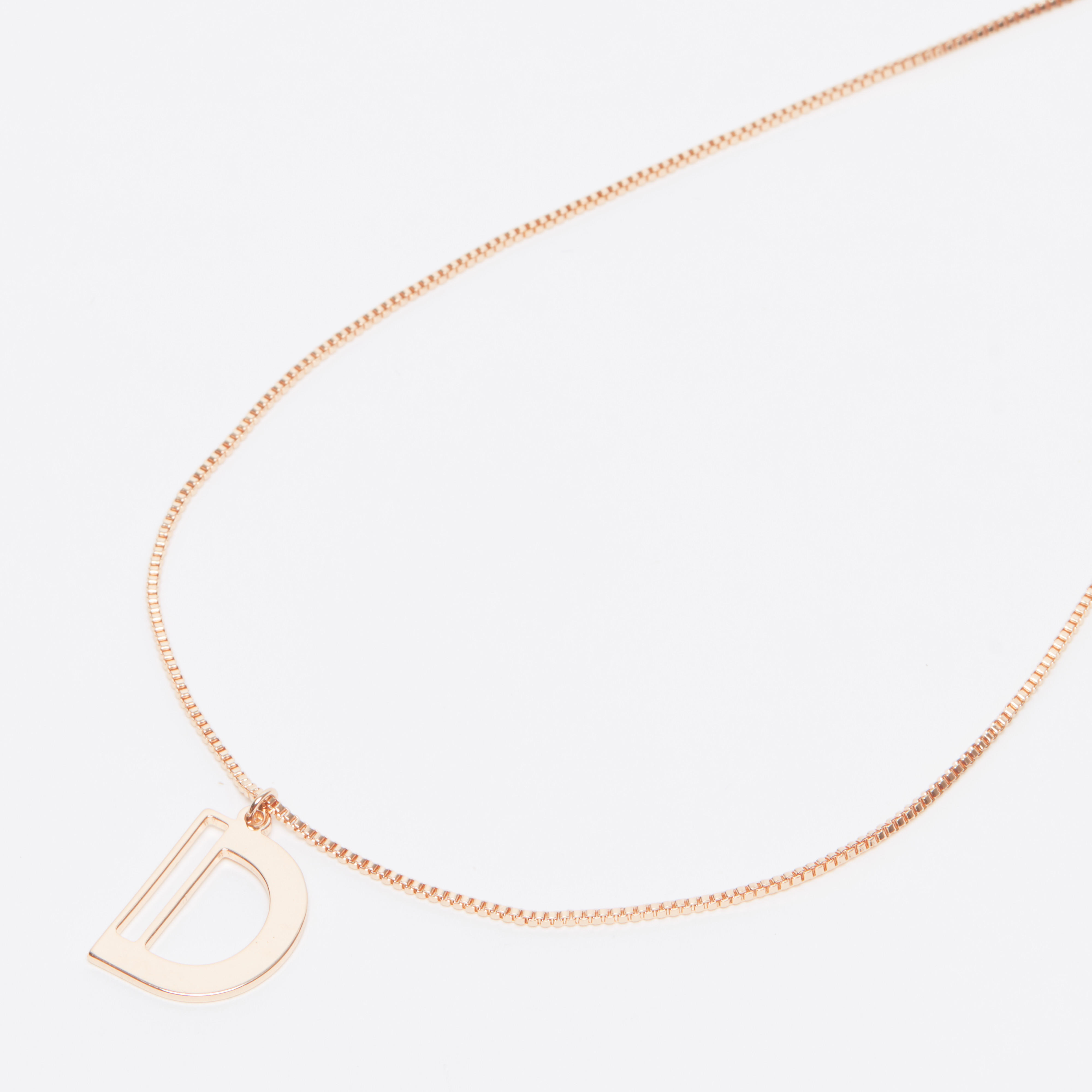 قلادة بدلّاية D ميتاليك ومشبك إغلاق-women-watchesandjewellery-jewellery-necklacesandpendants-image-1