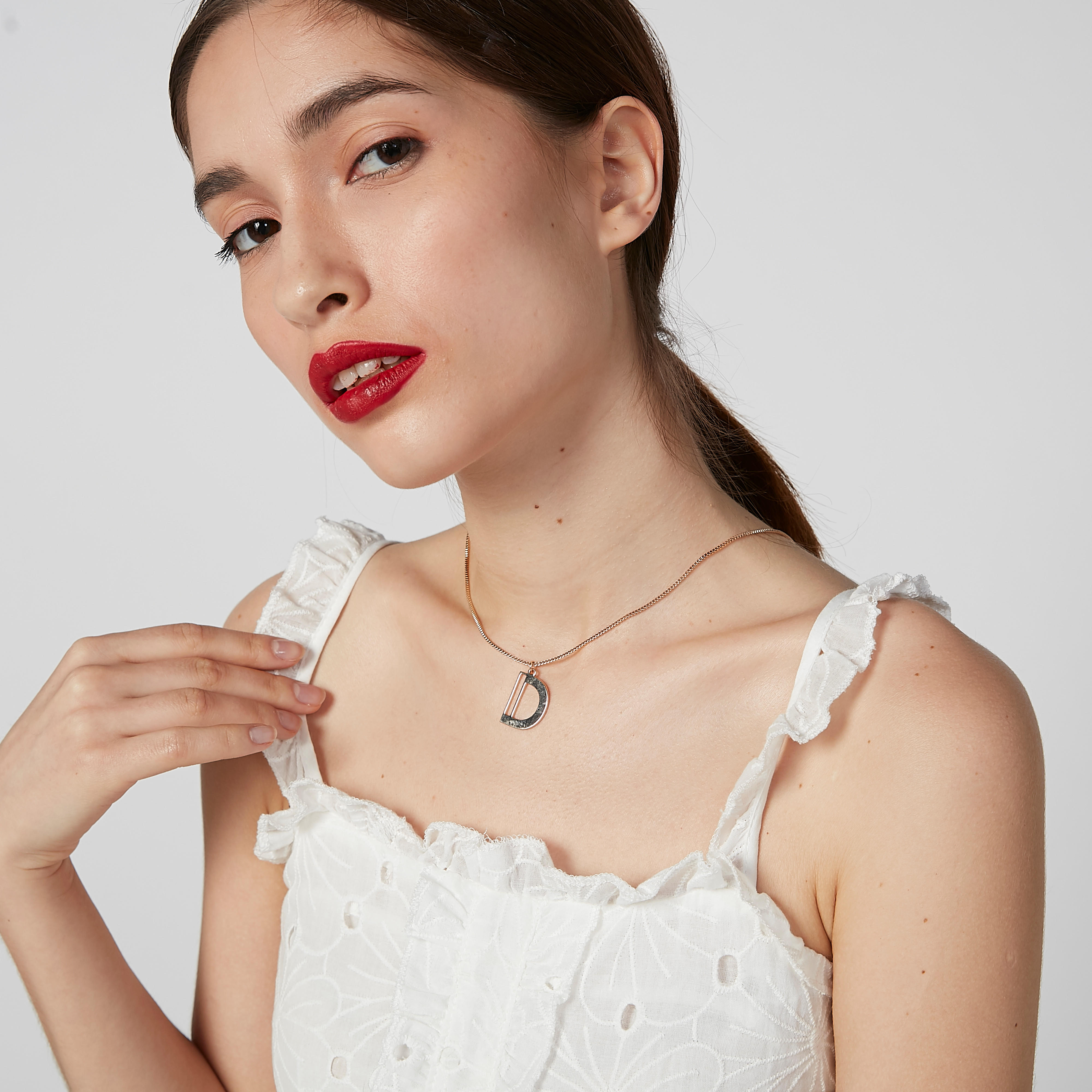 قلادة بدلّاية D ميتاليك ومشبك إغلاق-women-watchesandjewellery-jewellery-necklacesandpendants-image-2