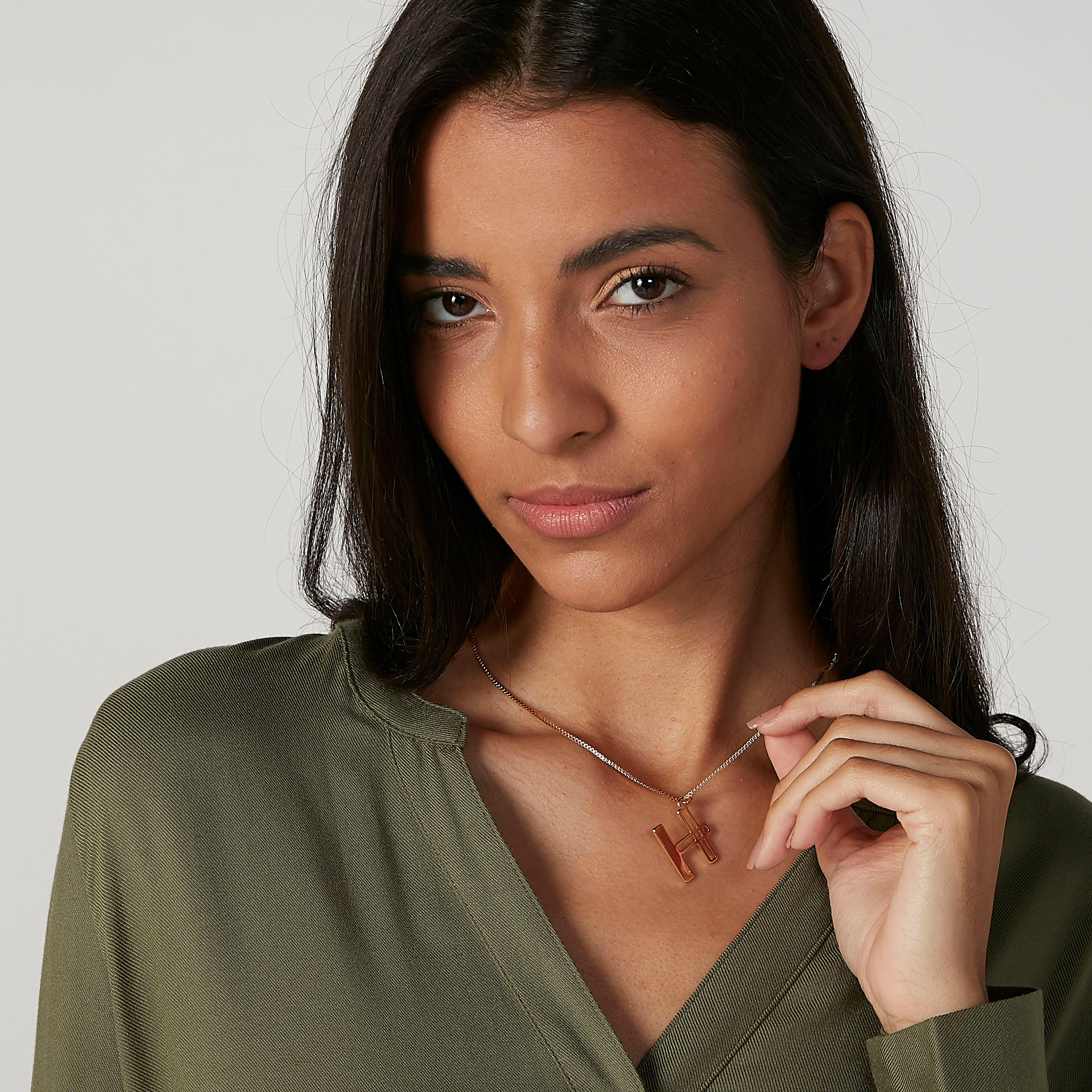 عقد بدلّاية حرف H ميتاليك ومشبك إغلاق-women-watchesandjewellery-jewellery-necklacesandpendants-image-2