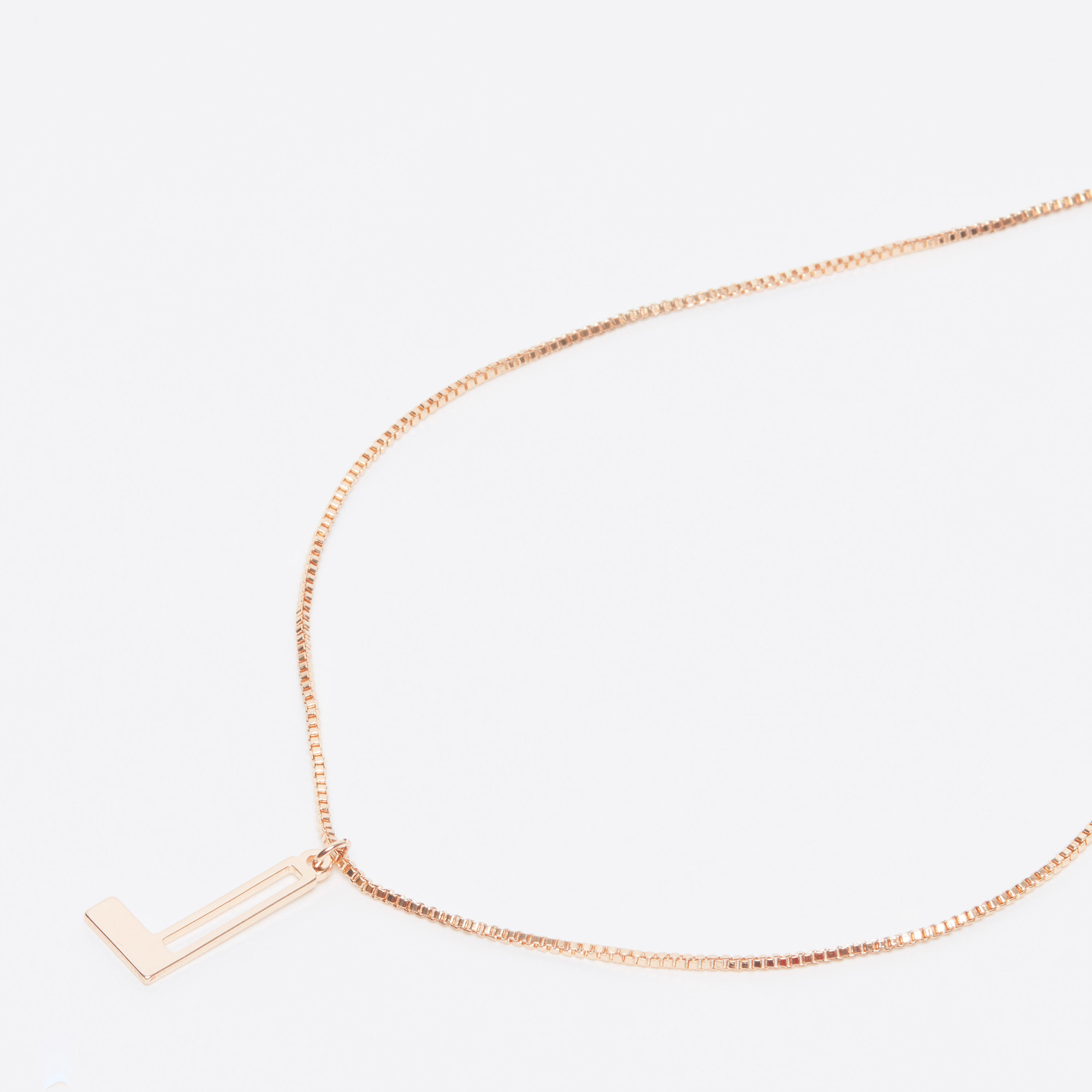 قلادة بدلّاية حرف L ميتاليك ومشبك إغلاق-women-watchesandjewellery-jewellery-necklacesandpendants-image-1