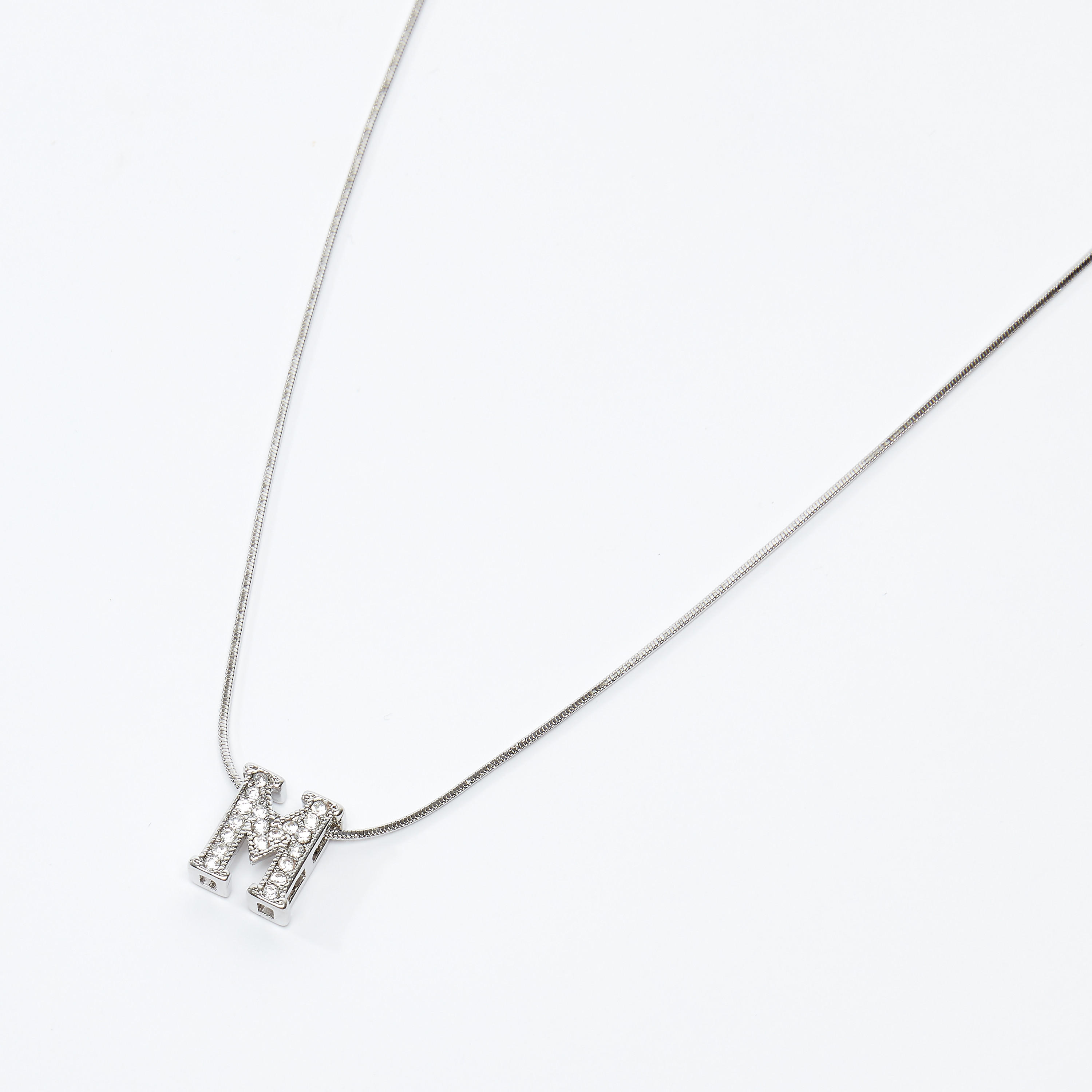 عقد بدلّاية حرف M مرصّعة ومشبك إغلاق-women-watchesandjewellery-jewellery-necklacesandpendants-image-1