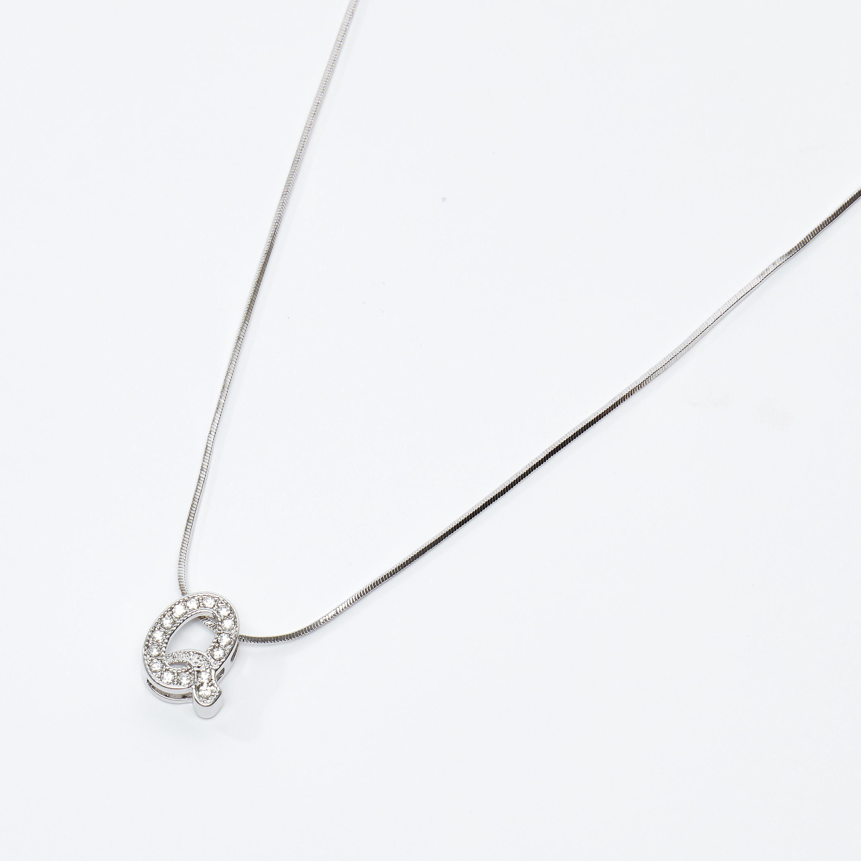 عقد مزيّن بدلّاية حرف Q ومشبك إغلاق-women-watchesandjewellery-jewellery-necklacesandpendants-image-1