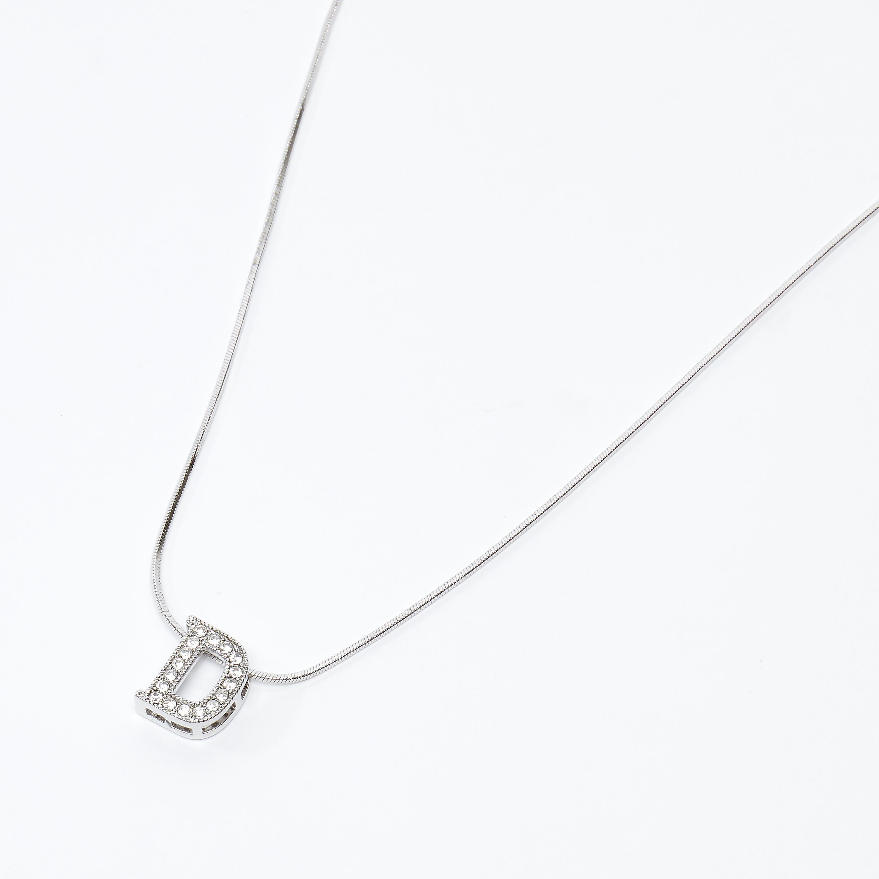 قلادة بدلّاية D مرصّعة ومشبك إغلاق-women-watchesandjewellery-jewellery-necklacesandpendants-image-1