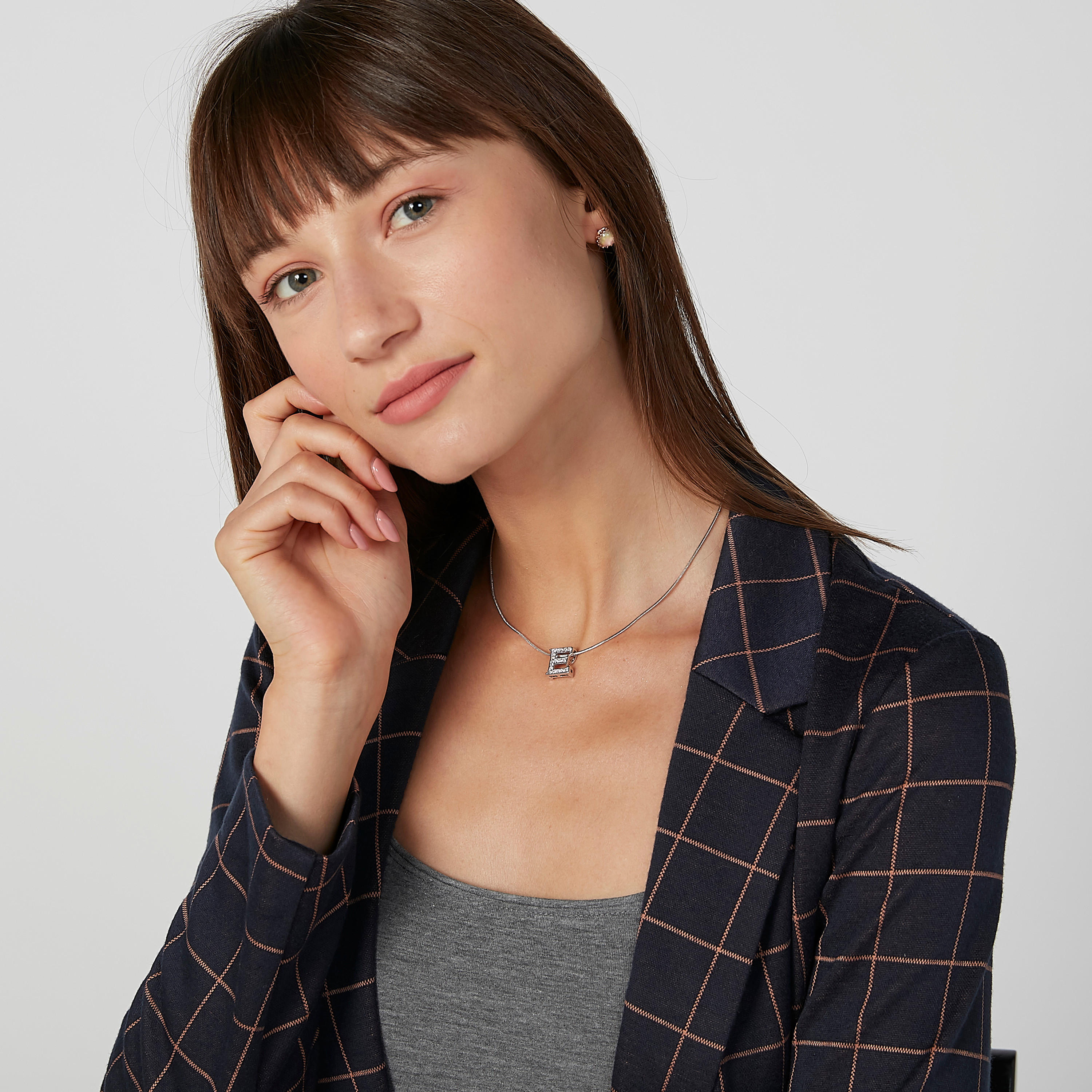 عقد بدلّاية حرف E مرصّعة ومشبك إغلاق-women-watchesandjewellery-jewellery-necklacesandpendants-image-2