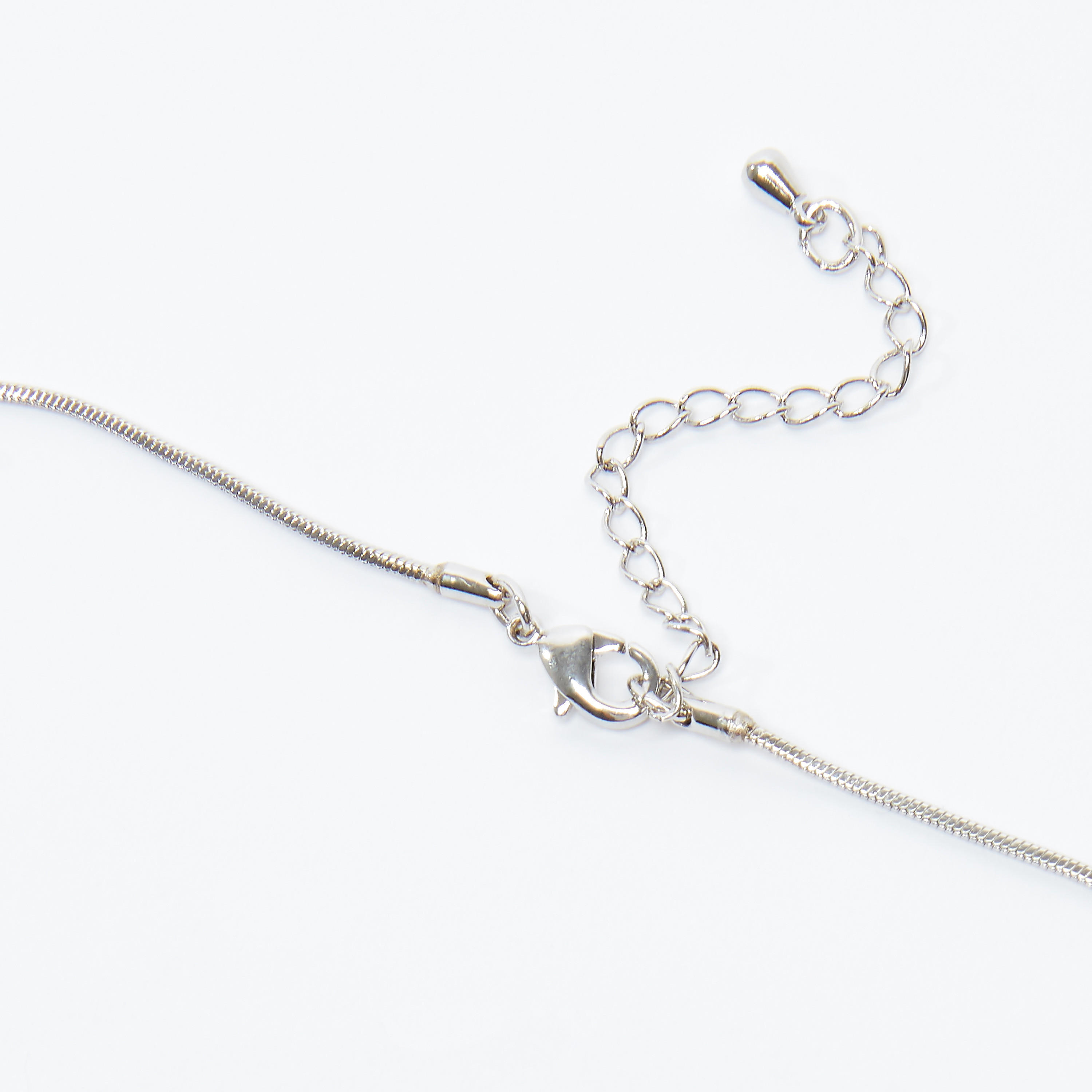 عقد بدلّاية حرف E مرصّعة ومشبك إغلاق-women-watchesandjewellery-jewellery-necklacesandpendants-image-3