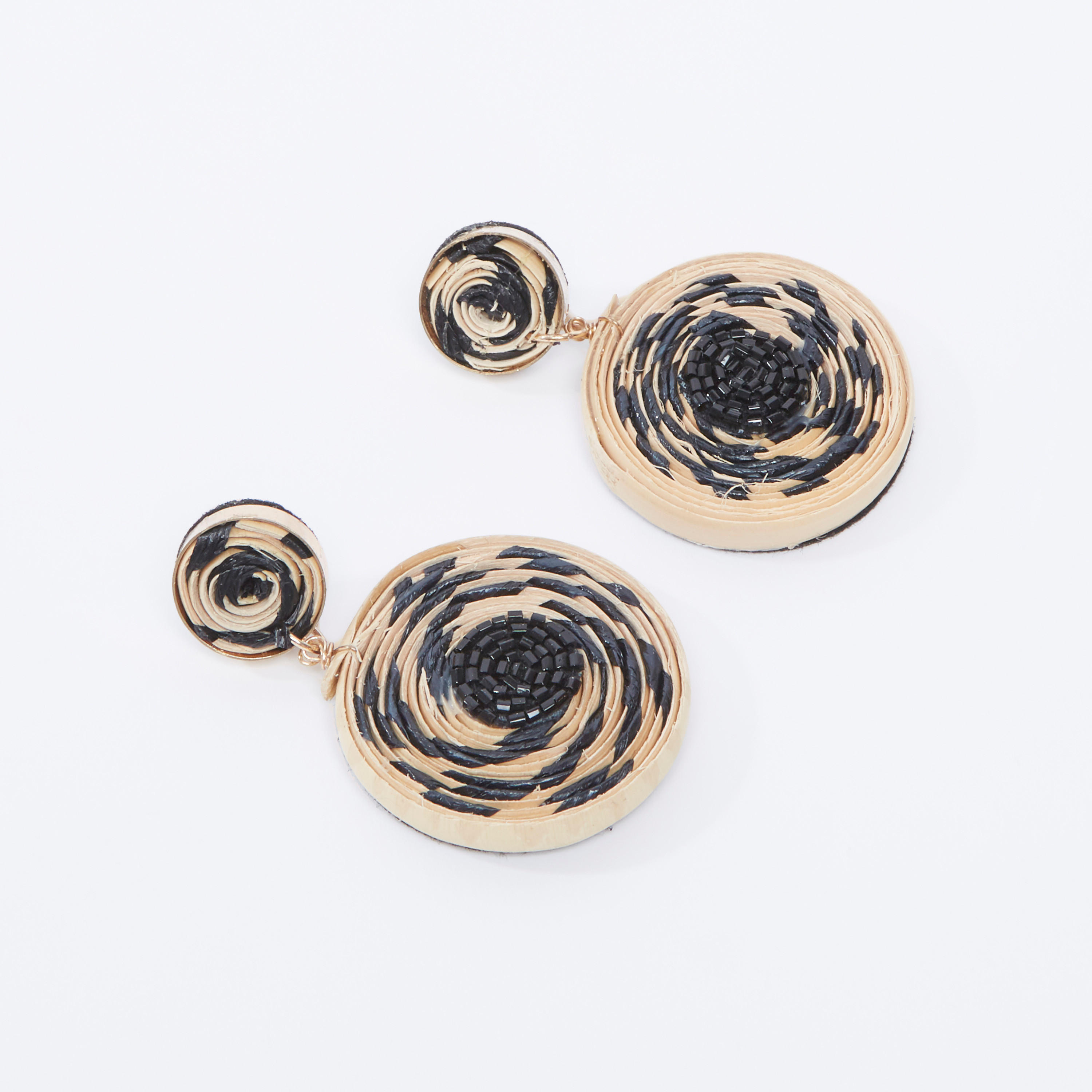 حلقان بدلّاية مزيّنة ومكبس إغلاق-women-watchesandjewellery-jewellery-earrings-image-4