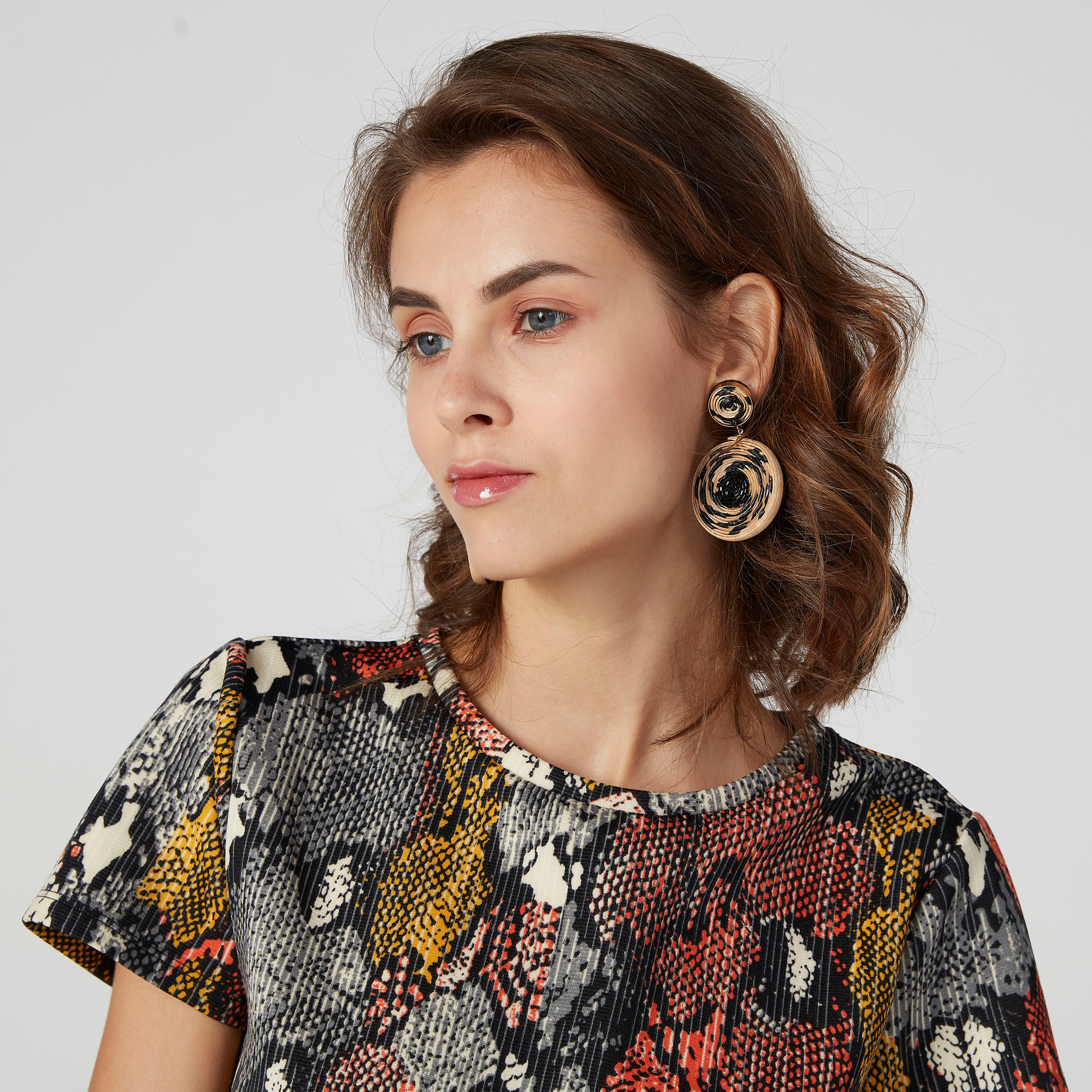 حلقان بدلّاية مزيّنة ومكبس إغلاق-women-watchesandjewellery-jewellery-earrings-image-3