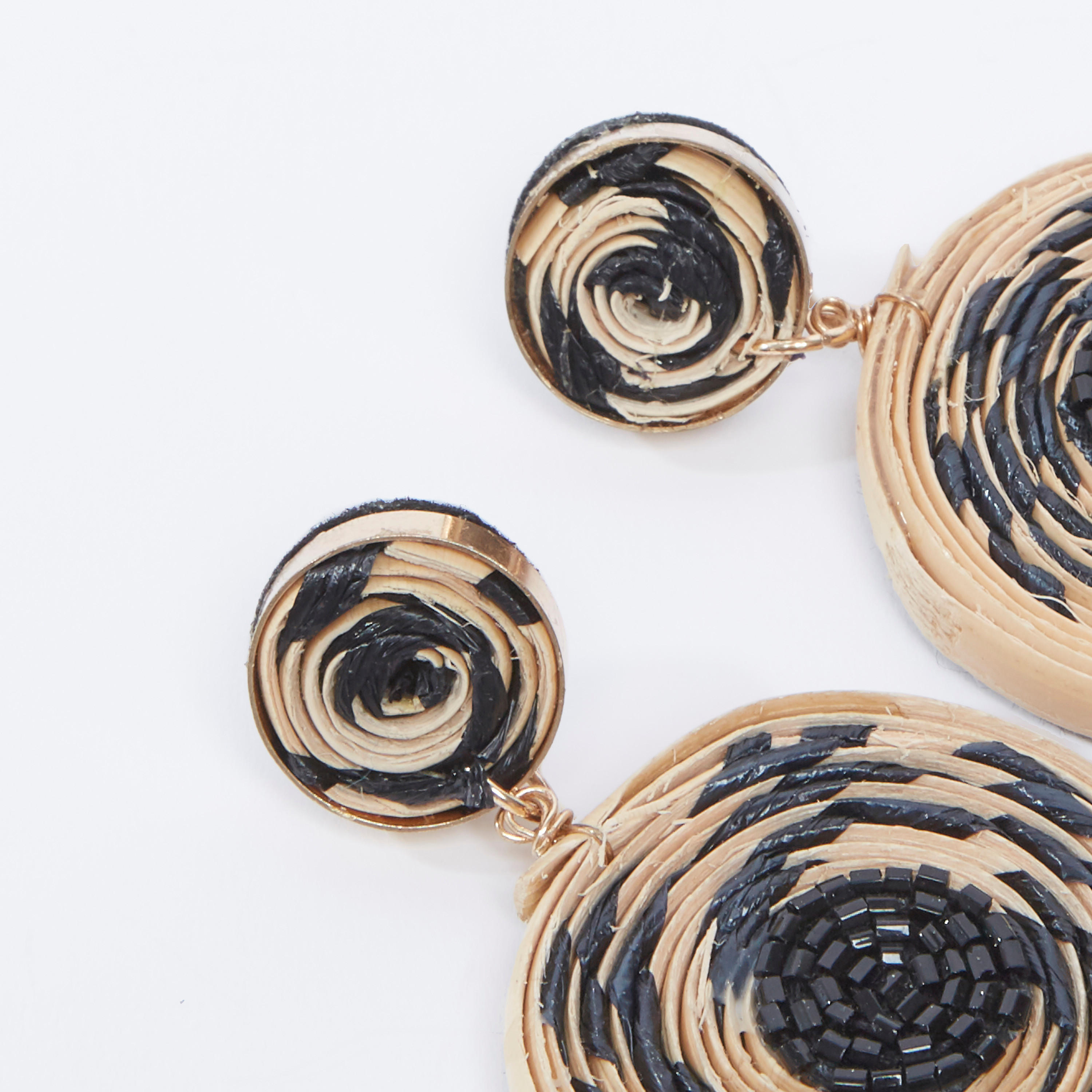 حلقان بدلّاية مزيّنة ومكبس إغلاق-women-watchesandjewellery-jewellery-earrings-image-2