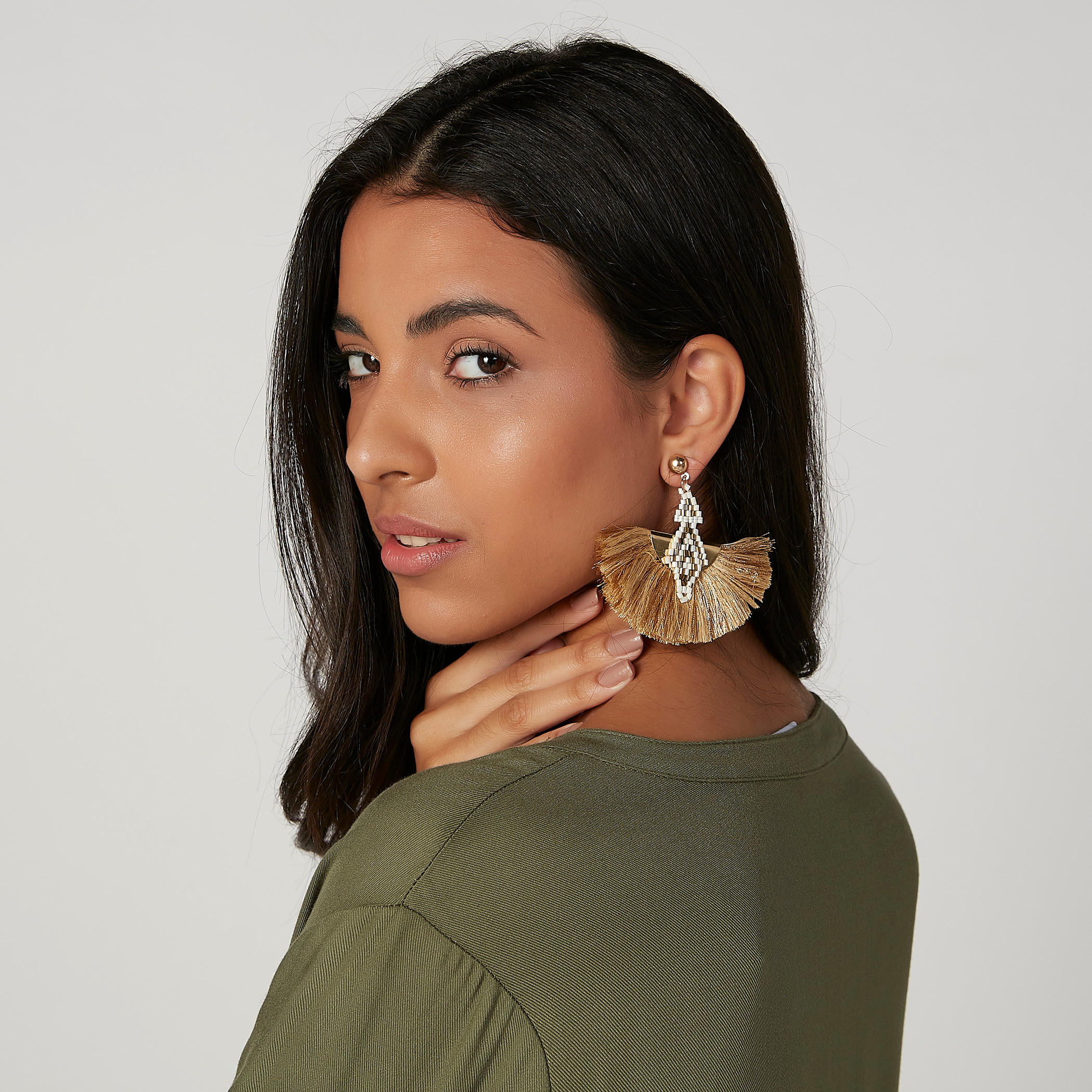 حلقان بدلّاية مزيّنة ومكبس إغلاق-women-watchesandjewellery-jewellery-earrings-image-3