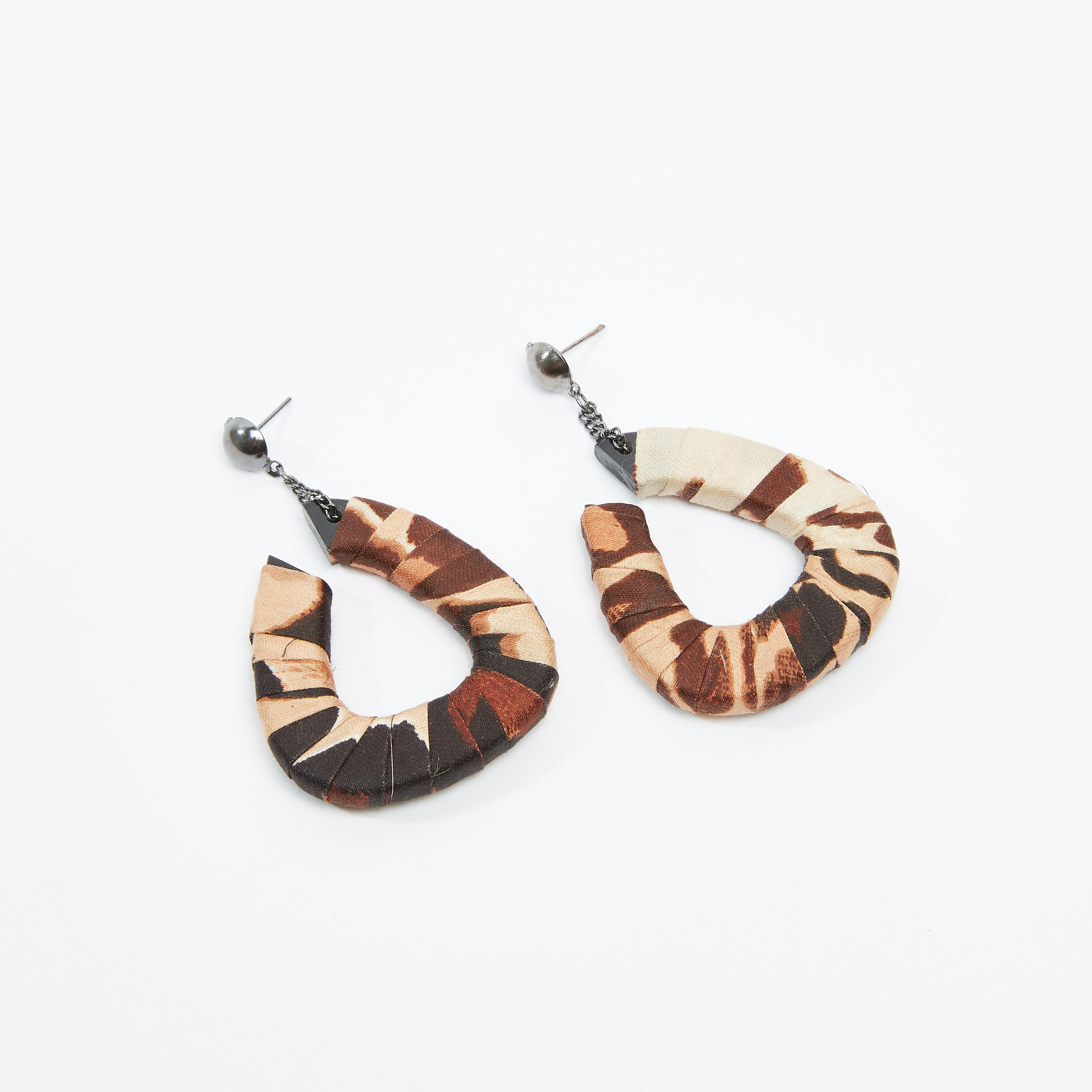 حلقان بدلّاية بارزة الملمس ومكبس إغلاق-women-watchesandjewellery-jewellery-earrings-image-3